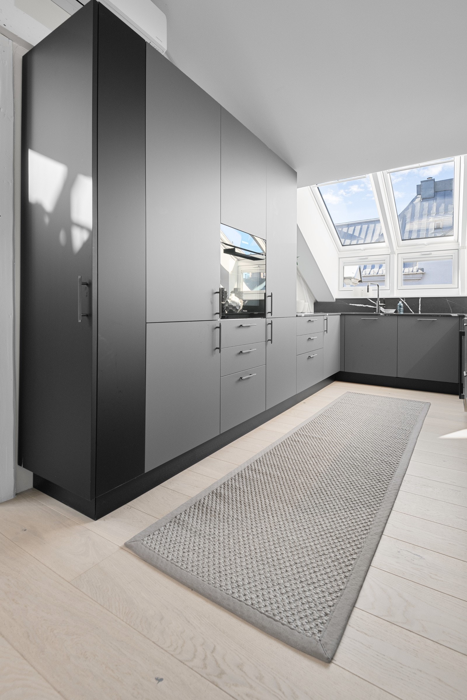 Det er rikelig med både skap- og benkeplass, noe som gjør det funksjonelt og praktisk Galleribilde