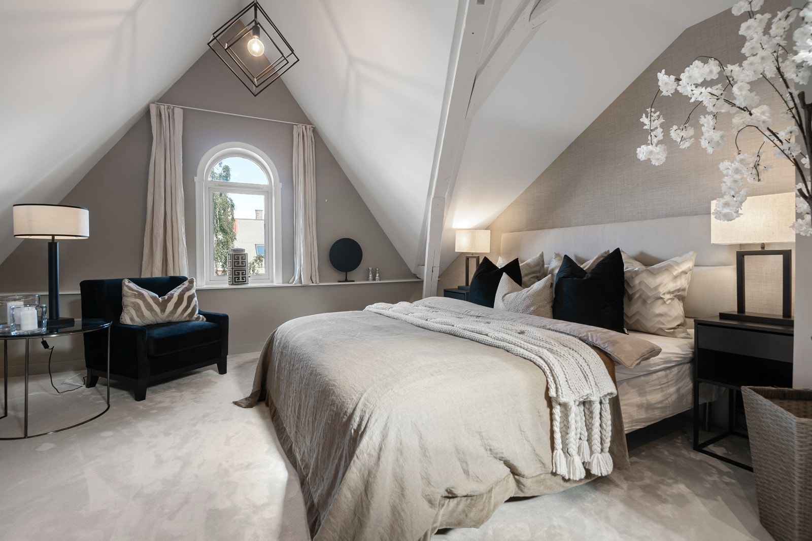 Hovedsoverommet har et eksklusivt preg med god plass til dobbeltseng, skrivepult og romslige garderobeskap Galleribilde