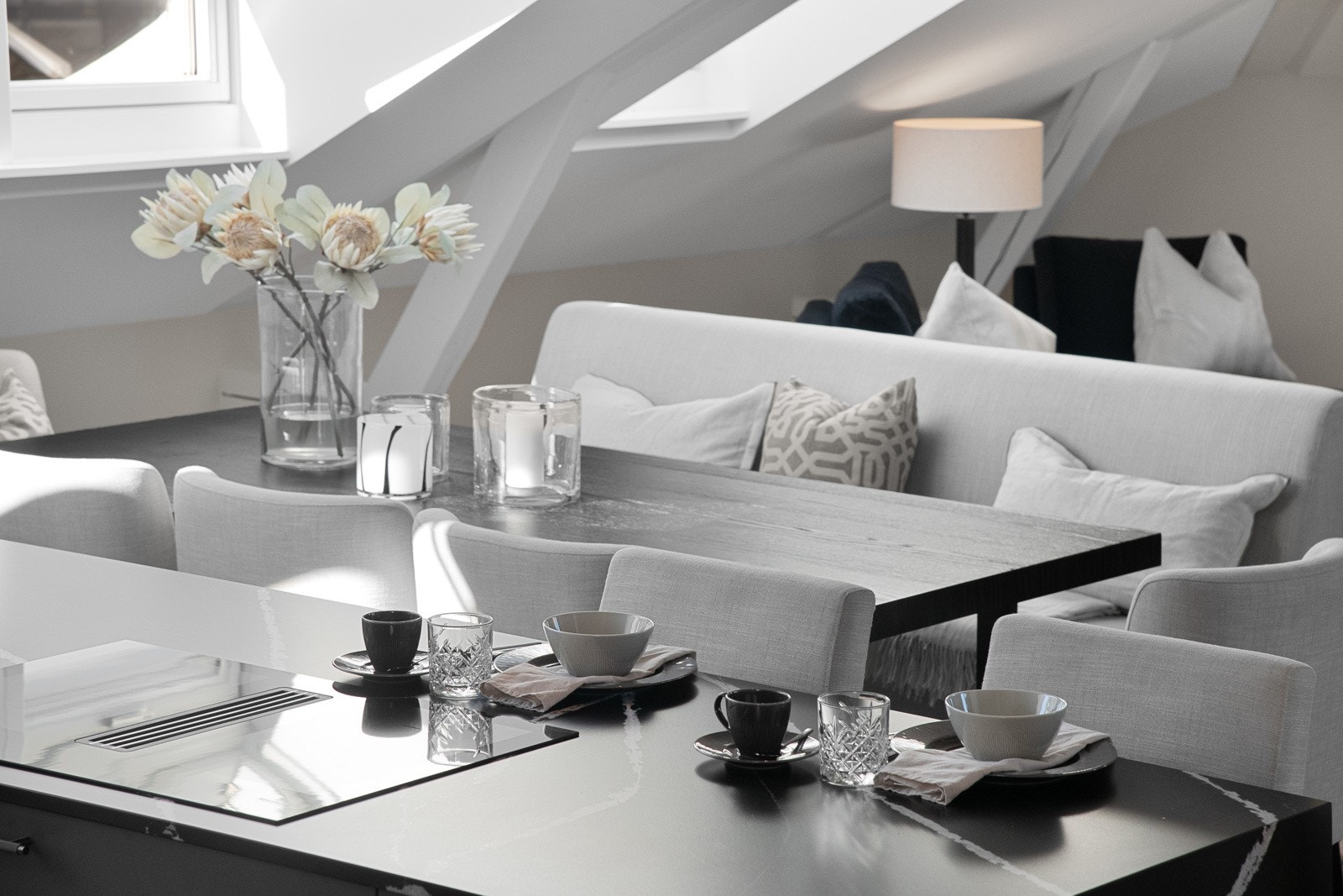 Kjøkkeninnredningen er fra Arredo3 og ble installert i 2022, med en elegant sort steinplate og underlimt oppvaskkum som gir et moderne og stilrent uttrykk Galleribilde