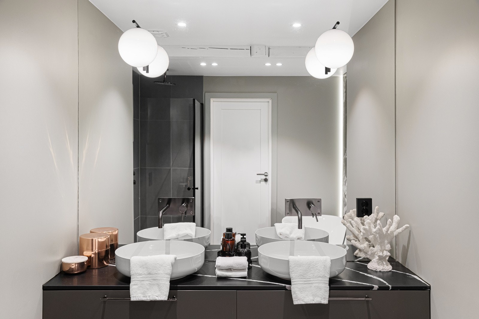 Servanten med underskap er elegant utført, og innredningen fra Arredo3 har en stilren komposittsteinplate Galleribilde