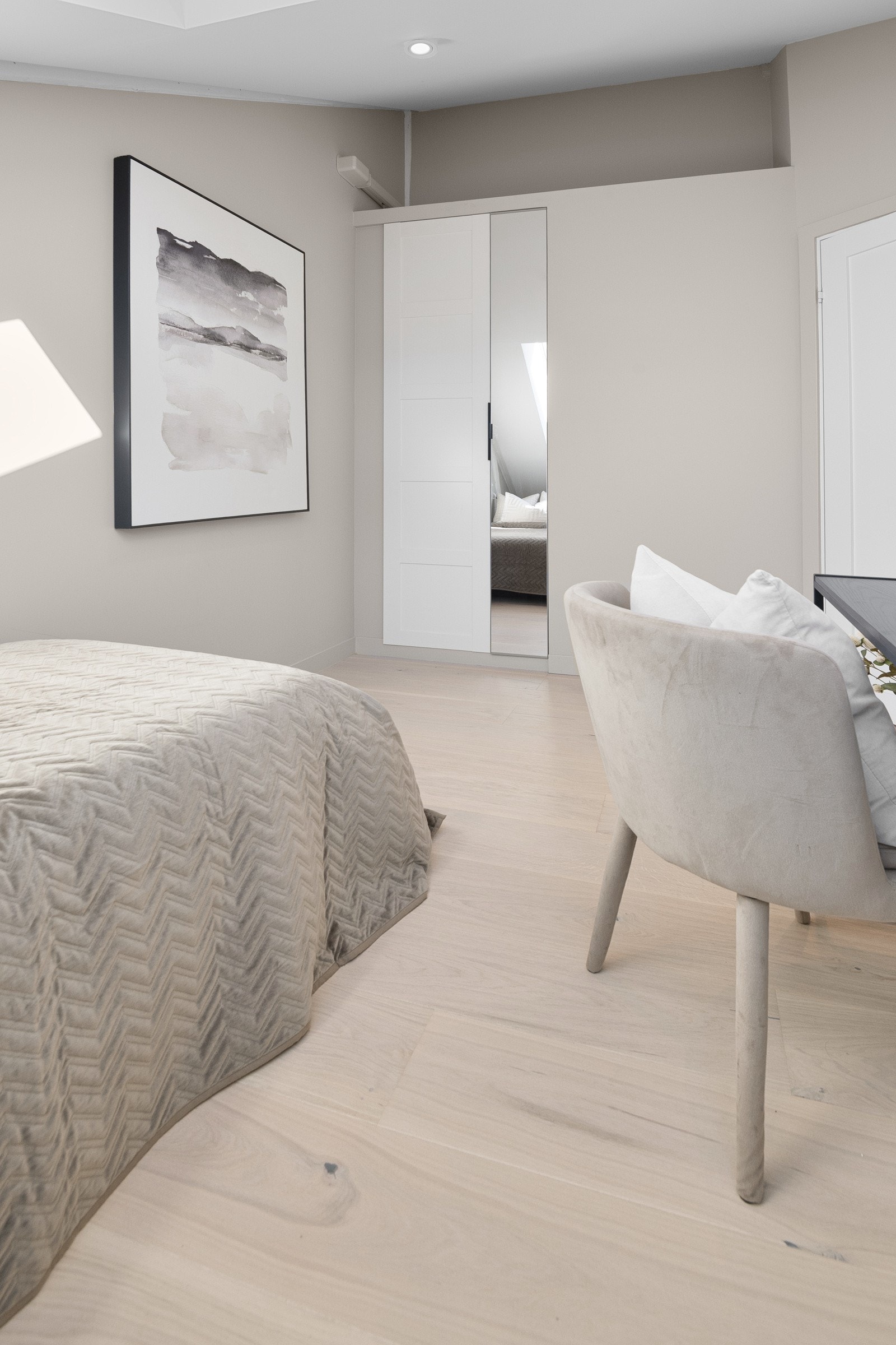 Soverom 3 er også utstyrt med integrerte og spesialtilpassede garderobeløsninger Galleribilde