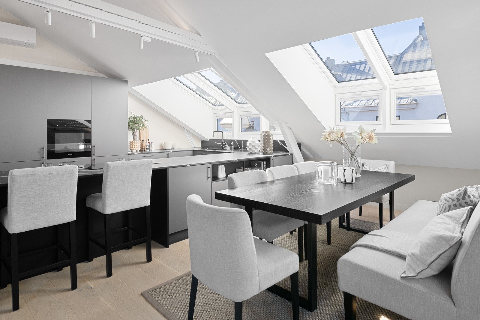 Her møter nordisk eleganse, stramme linjer og et harmonisk fargevalg, som til sammen gir en stilren og sofistikert atmosfære Galleribilde