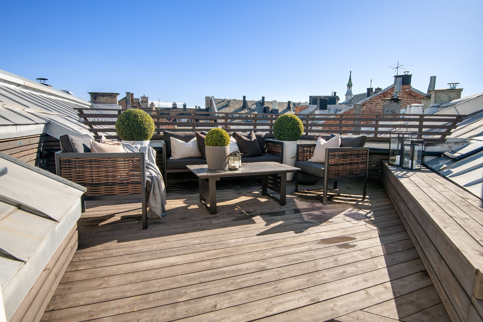 Terrassen ligger svært usjenert, og har god plass til sosiale sittegrupper, grill etc Galleribilde