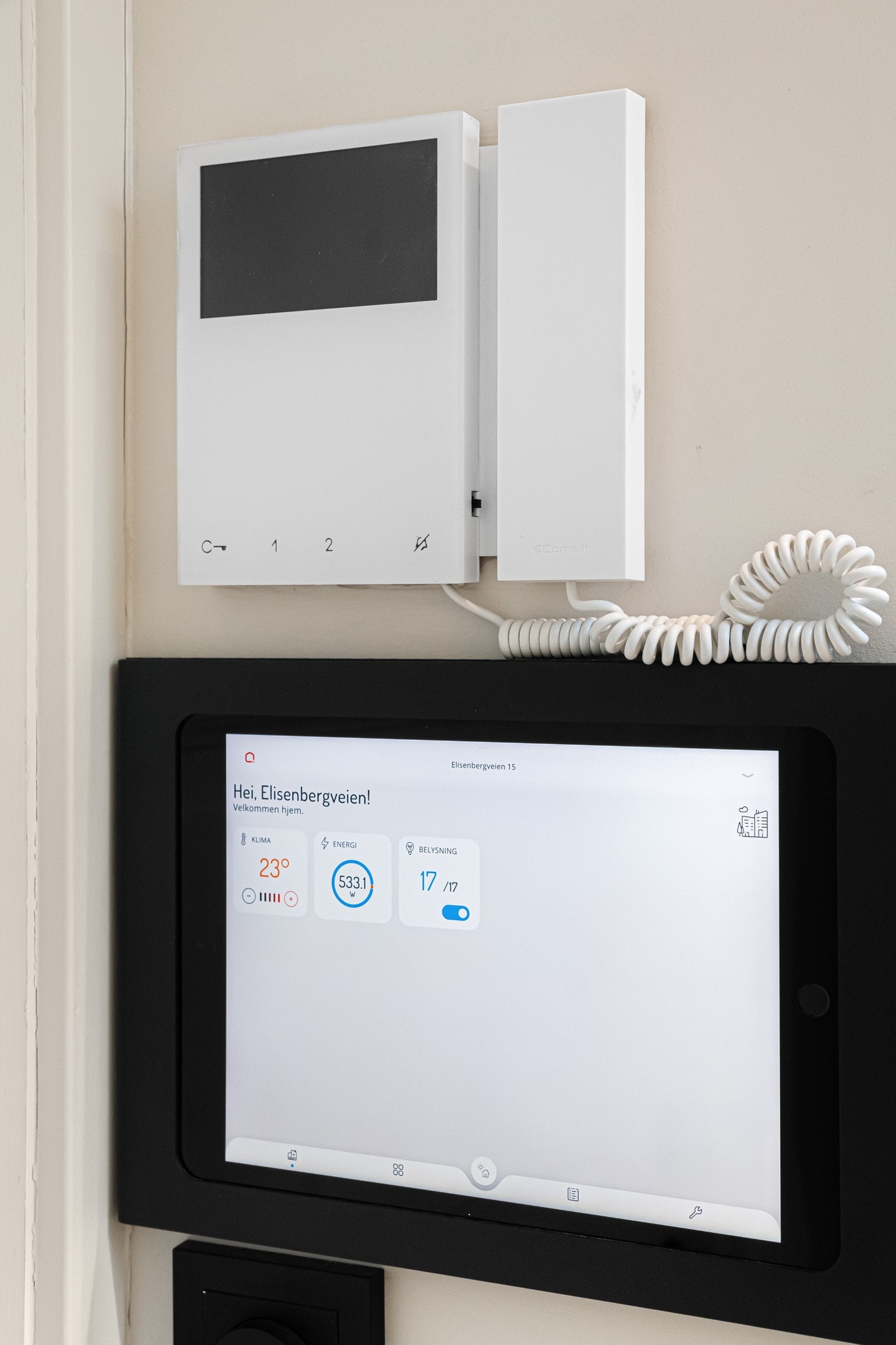 Leiligheten er utstyrt med et moderne smarthussystem levert av Future Home, som gjør det mulig å styre både varme og belysning via en skjerm i entréen eller direkte fra en app på telefonen Galleribilde