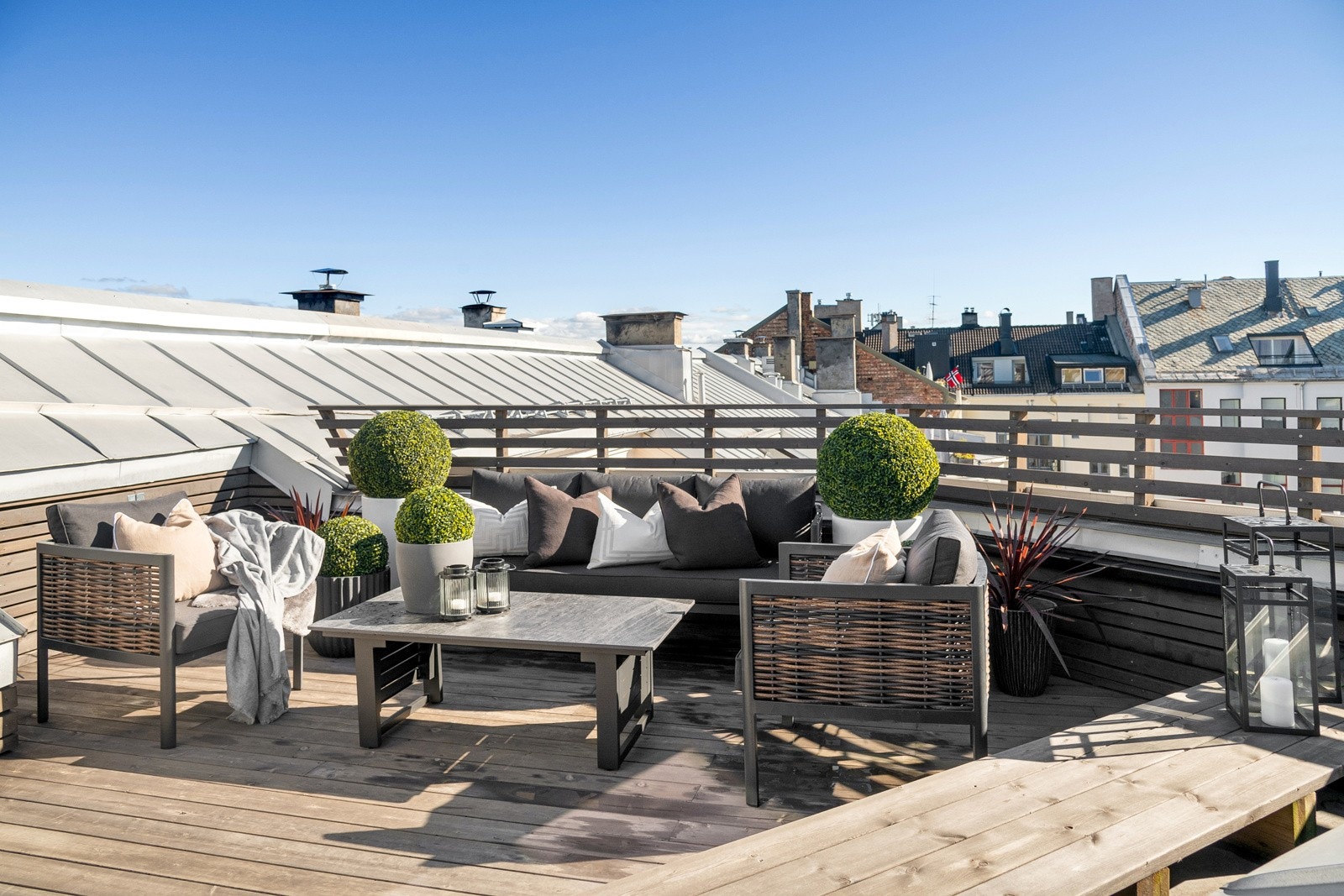 Velkommen opp! Terrassen er på linje med leiligheten pusset opp i 2022 Galleribilde