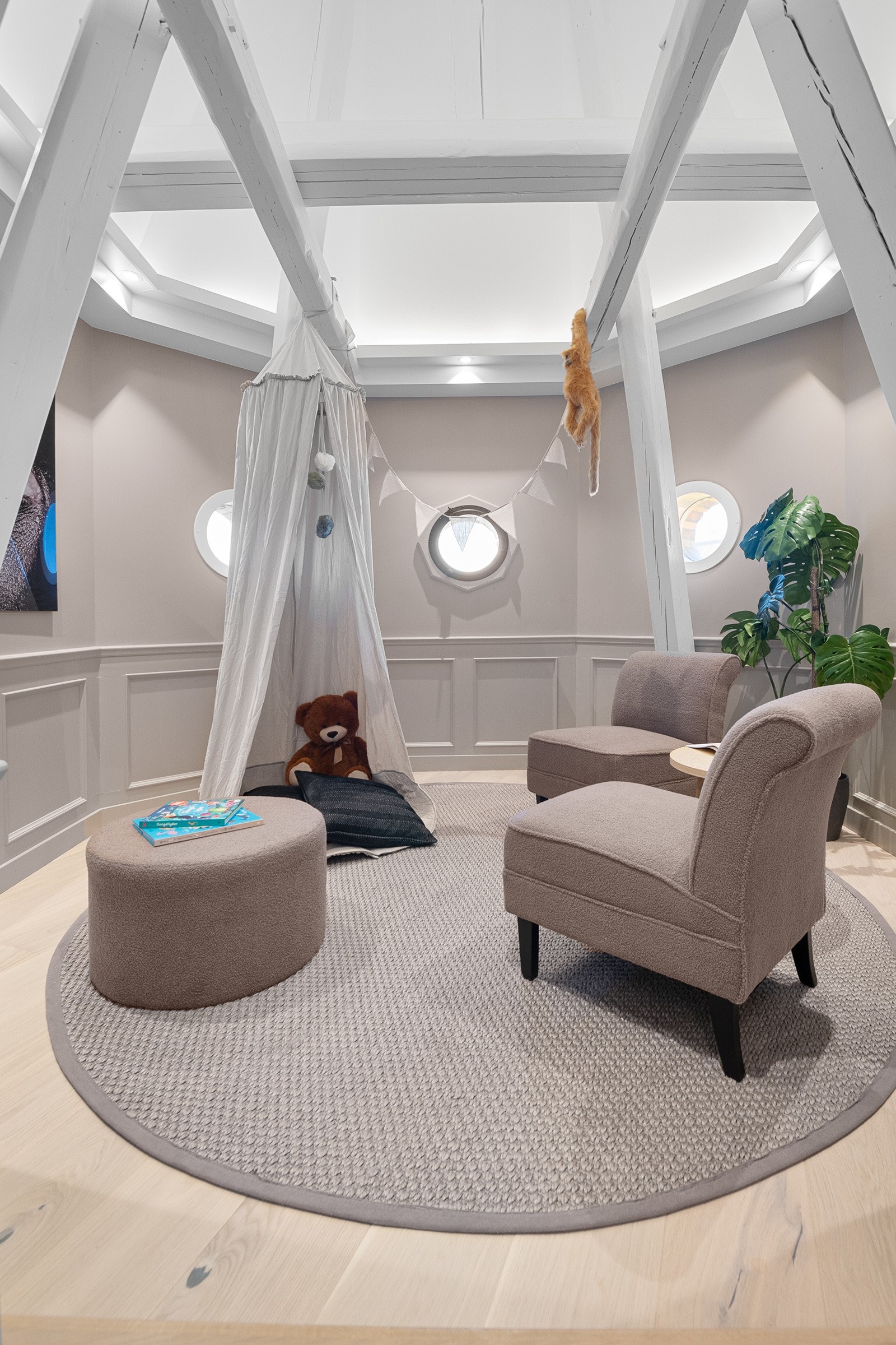 Leiligheten har et helt unikt tårnrom, ideelt for bruk som hjemmekontor, lekerom eller TV-stue Galleribilde