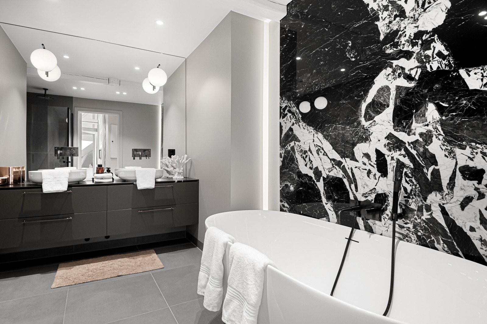 Renoveringen av våtrommene er dokumentert utført av fagfolk, og tiltakene er byggemeldt med Ferdigattest Galleribilde