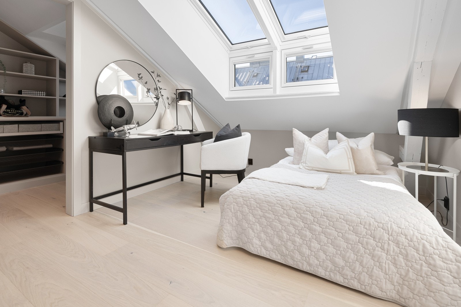 Boligens andre soverom er av god størrelse og har plass til seng, nattbord og skrivepult Galleribilde