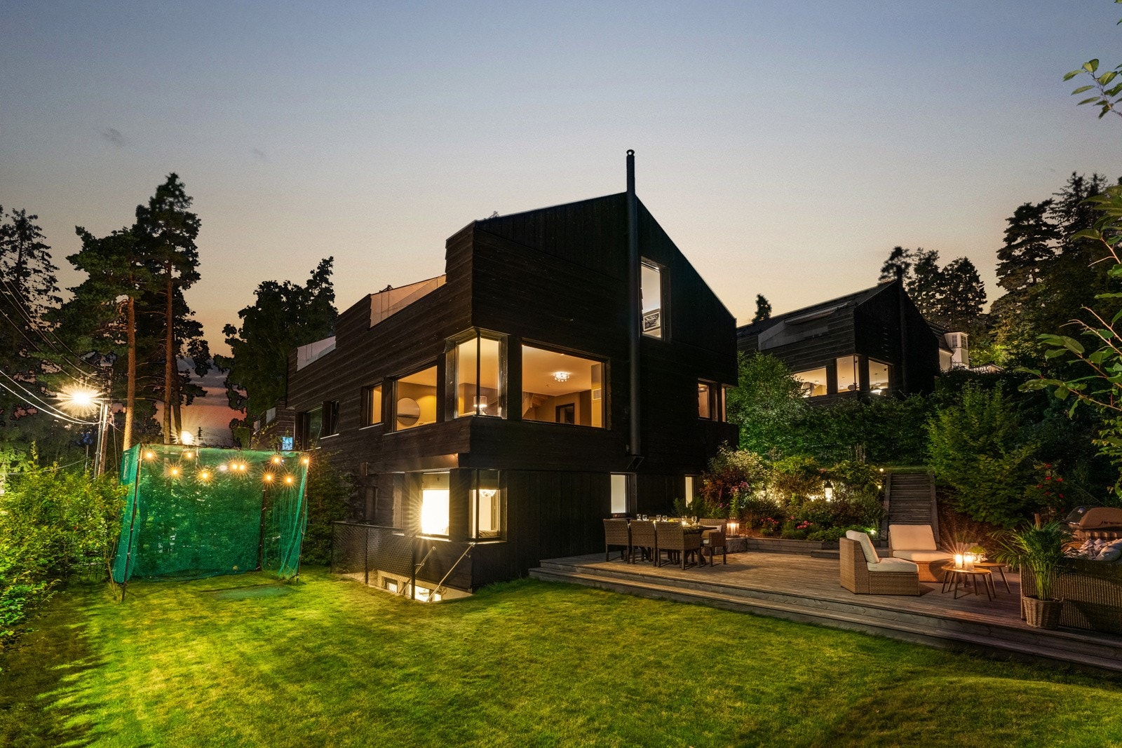 Boligen har en meget god intern beliggenhet i sameiet i skjermede, grønne omgivelser. Galleribilde