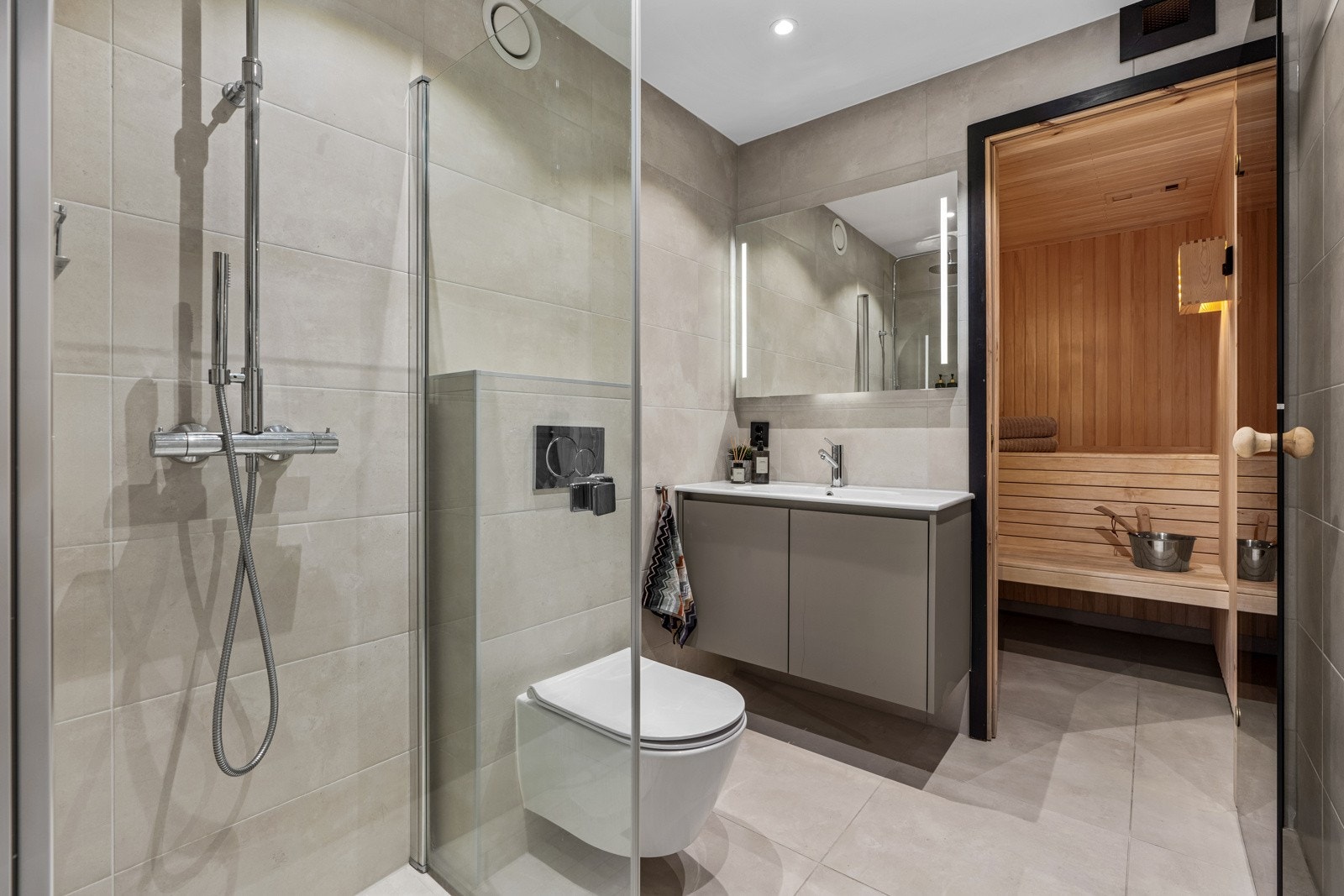 Badet i kjelleren har også direkte adkomst til badstue. Galleribilde