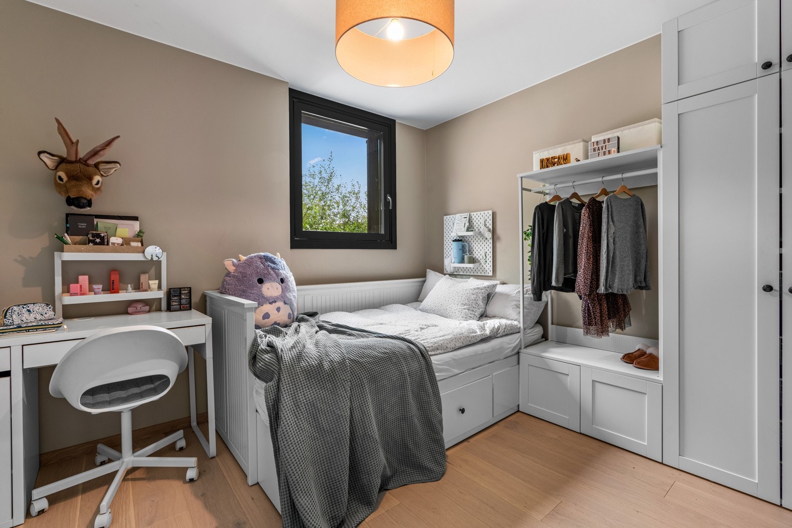 Med moderne overflater og estetisk tiltalende detaljer, representerer hvert soverom en fredfull tilflukt i hjemmet. Galleribilde