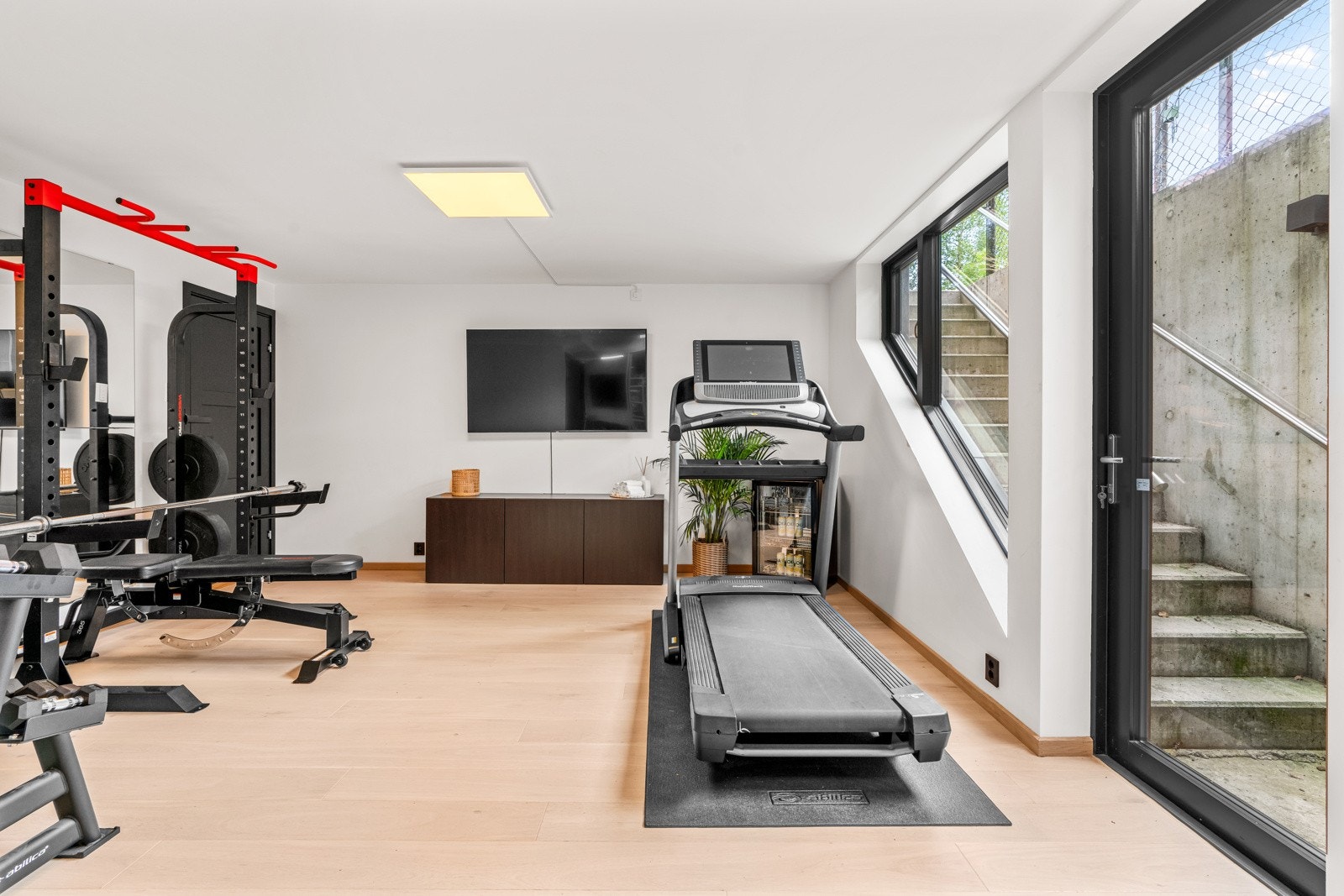 Kjellerstuen er innredet som trimrom men kan benyttes som ekstra oppholdssone. Galleribilde