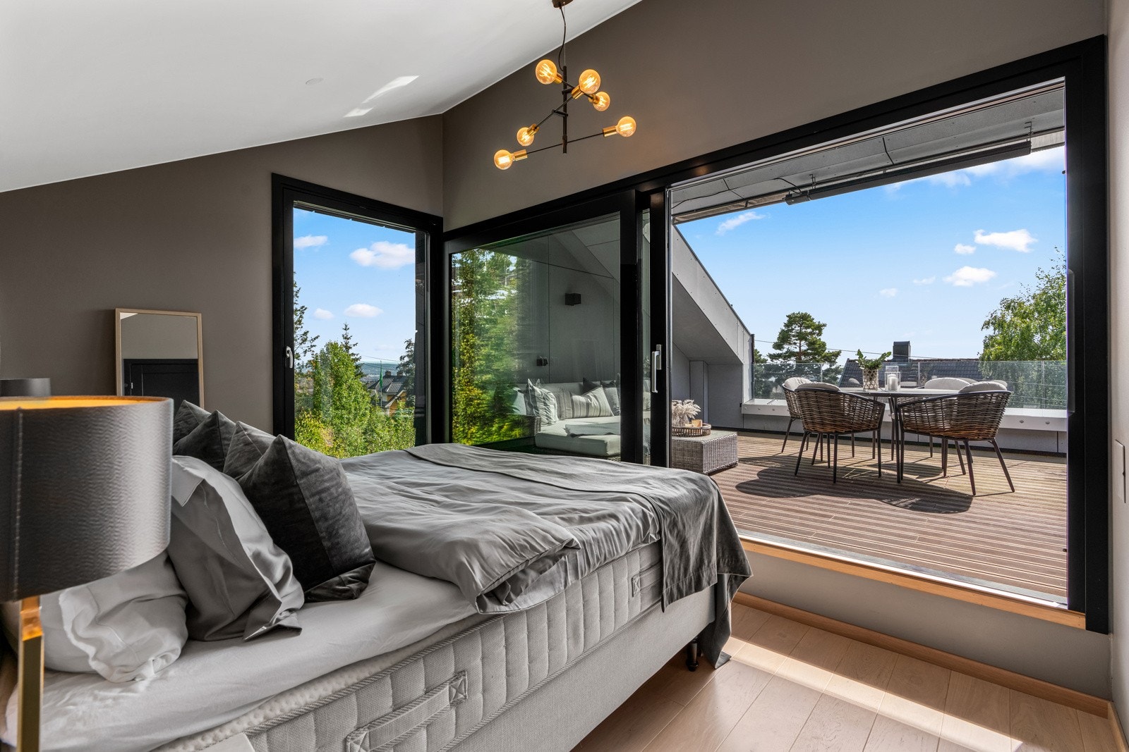 Det romslige hovedsoverommet i toppetasjen byr på en luftig følelse med sin takhøyde som varierer fra 3,53 m ned til 1,35 m på grunn av det sjarmerende skråtaket. Galleribilde