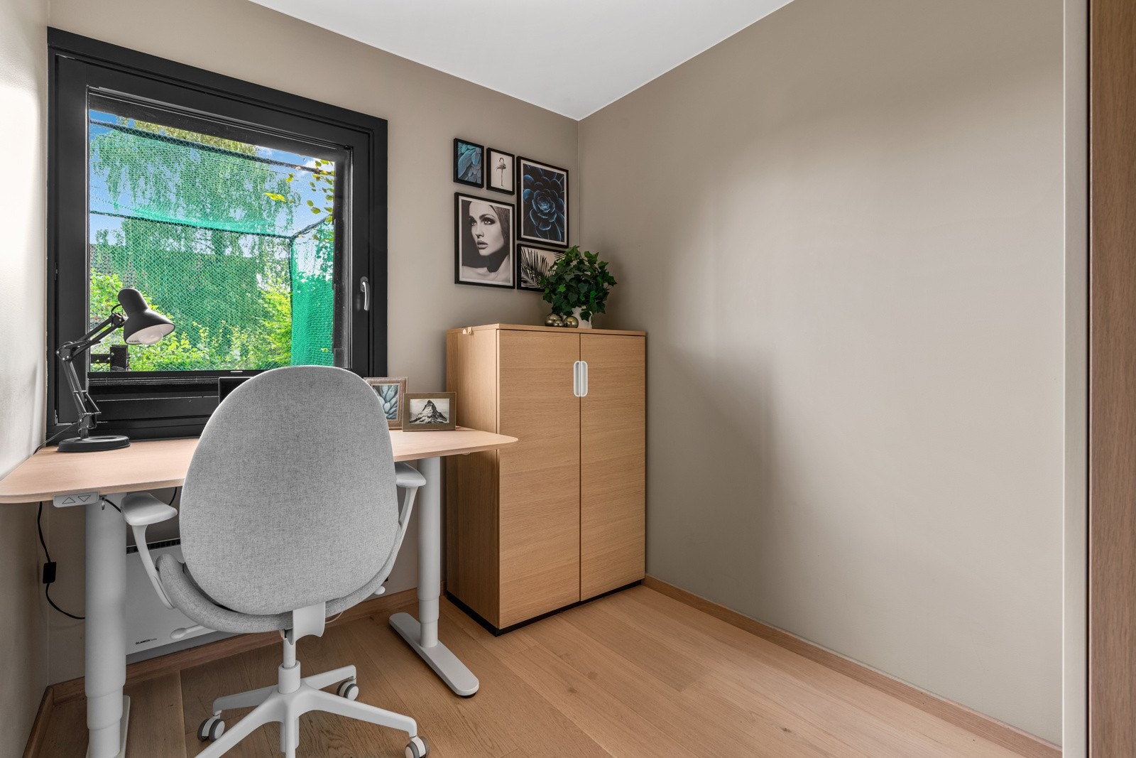 Soverommene har en takhøyde på 2,38m og er alle utstyrt med profilerte, fabrikklakkerte garderobeskap. Galleribilde