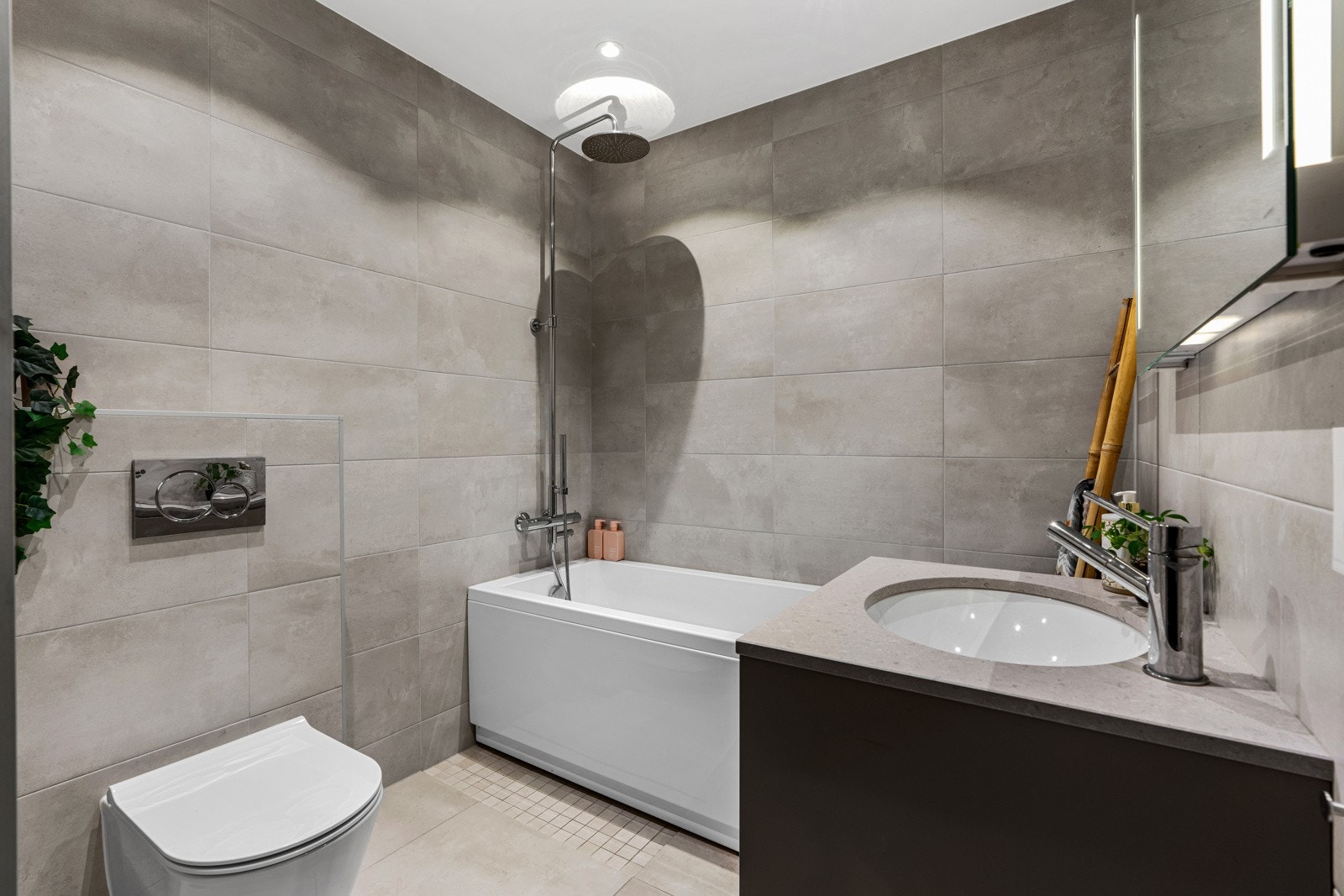 Det største badet ligger i 1. etasje på samme plan som fire av boligens soverom. Galleribilde