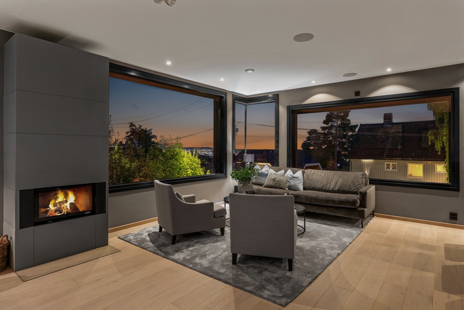 Stuen i denne boligen er en lys og tiltalende sone med generøse vindusflater som slipper inn rikelig med dagslys. Galleribilde