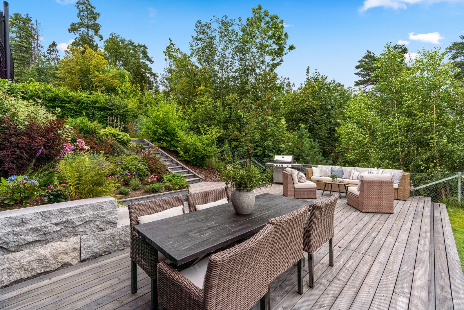 Markterrassen på 39 kvadratmeter i hagen i impregnert trekonstruksjon, tilbyr generøs plass for utemøblering og gir rom for kreativ innredning. Galleribilde