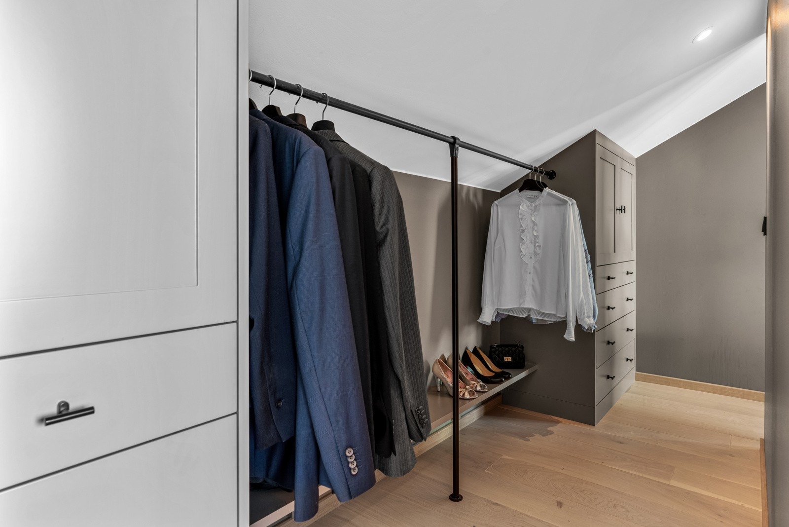 Her finner du også plassbygde garderobeskap som er integrert i rommet og gir oppbevaringsmuligheter uten å gå på bekostning av romfølelsen. Galleribilde