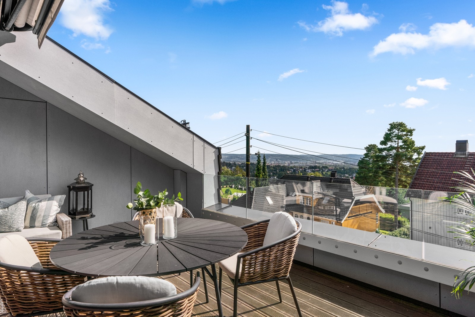 Takterrassen tilbyr et gulvareal på 23 måleverdige kvm og er omkranset av et rekkverk i aluminium med glassfelt som gir en følelse av åpenhet. Galleribilde