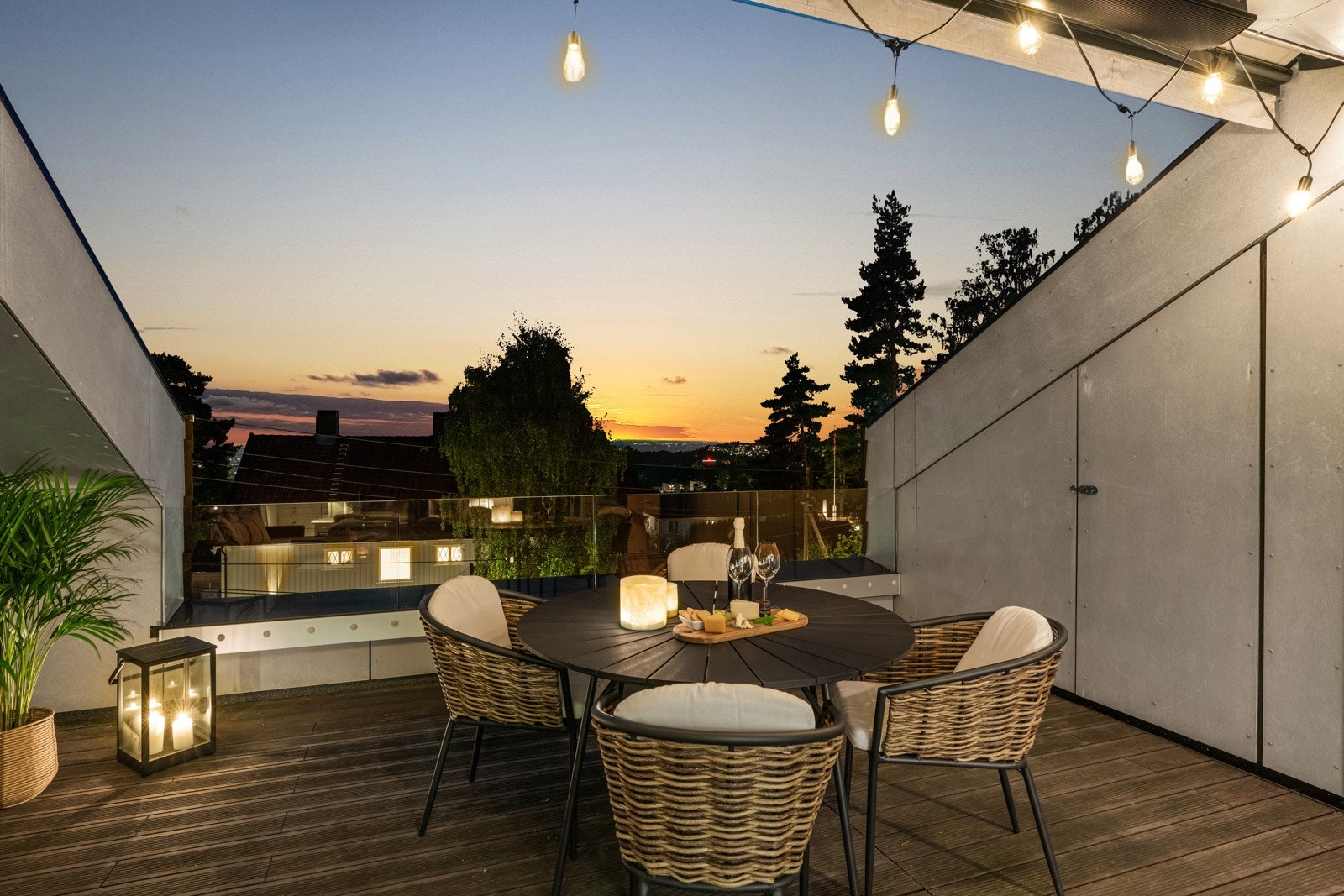 Takterrassen er romslig med god plass til møblement. Terrassevarmer medfølger. Galleribilde