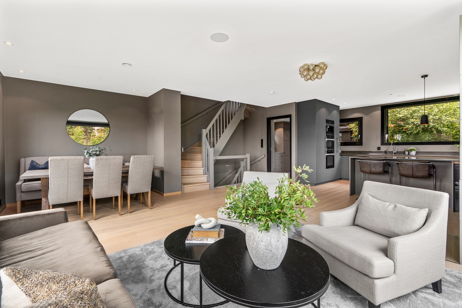 Rommets dimensjoner tillater flere innredningsmuligheter, enten man ønsker en stor sofagruppe for familien, spisebord eller begge deler. Galleribilde