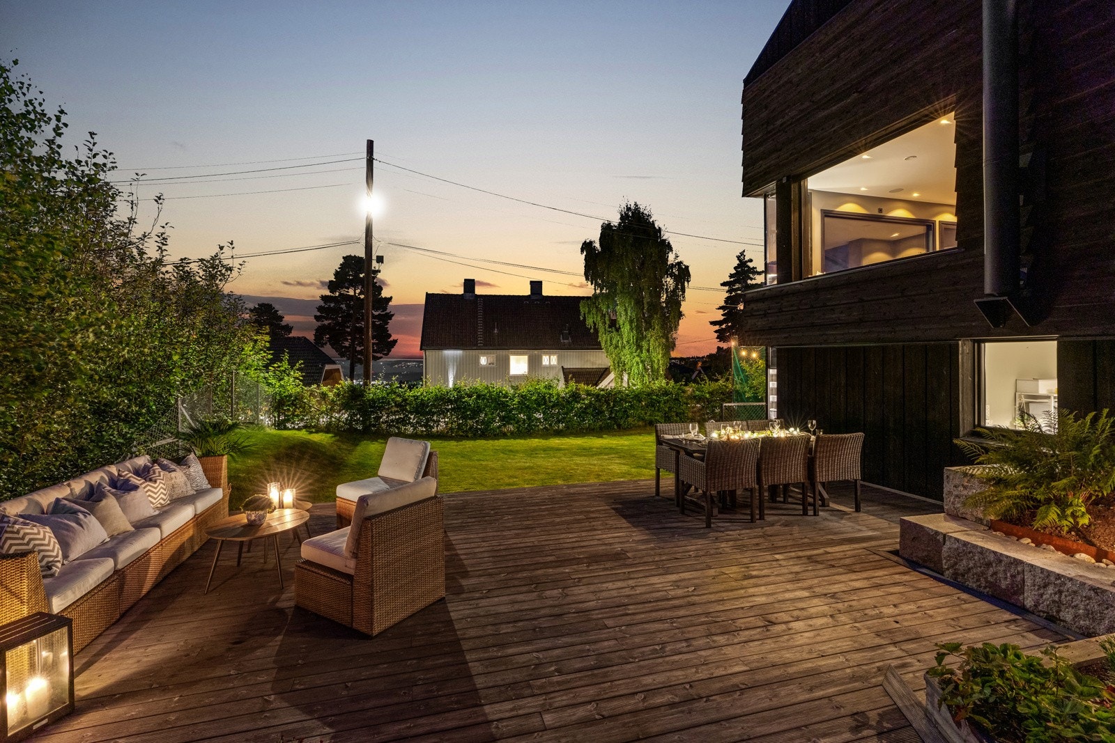 Med en gjennomtenkt planløsning som tilbyr fleksibilitet og komfort, inviterer denne moderne boligen fra 2020 til en høy livskvalitet. Galleribilde