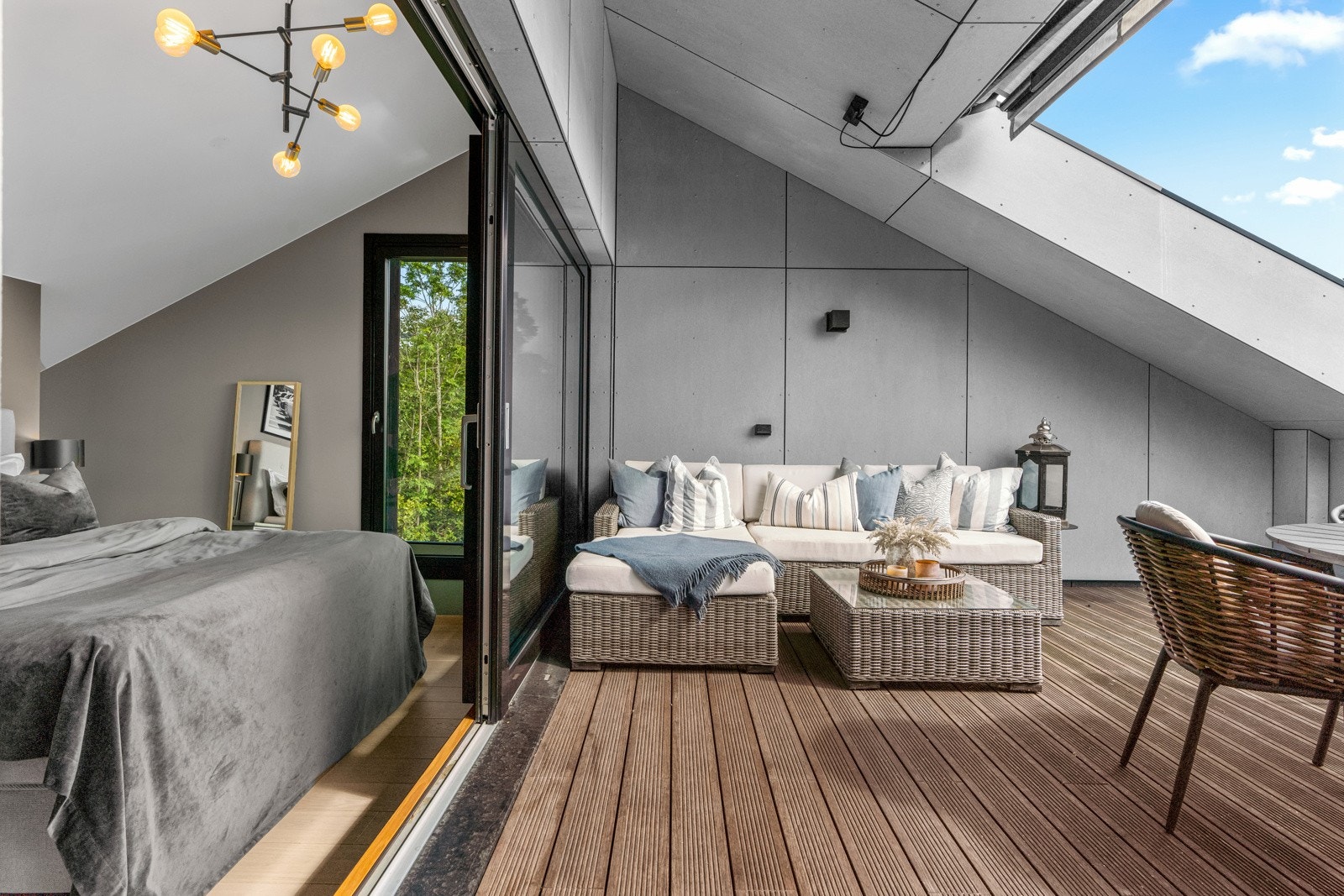 Soverommet har direkte utgang til en sydvendt takterrasse, noe som tilfører et unikt element av luksus og privatliv. Galleribilde