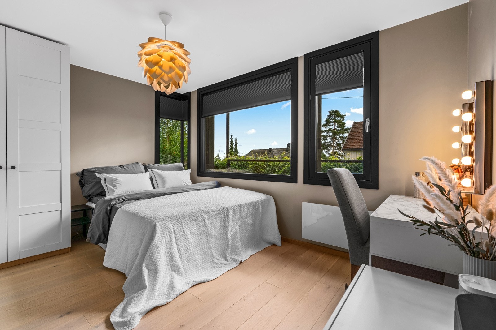 Disse rommene gir fleksibilitet for innredning og kan enkelt tilpasses ulike behov, enten det er barnerom, tv-rom, gjesterom eller kontor. Galleribilde