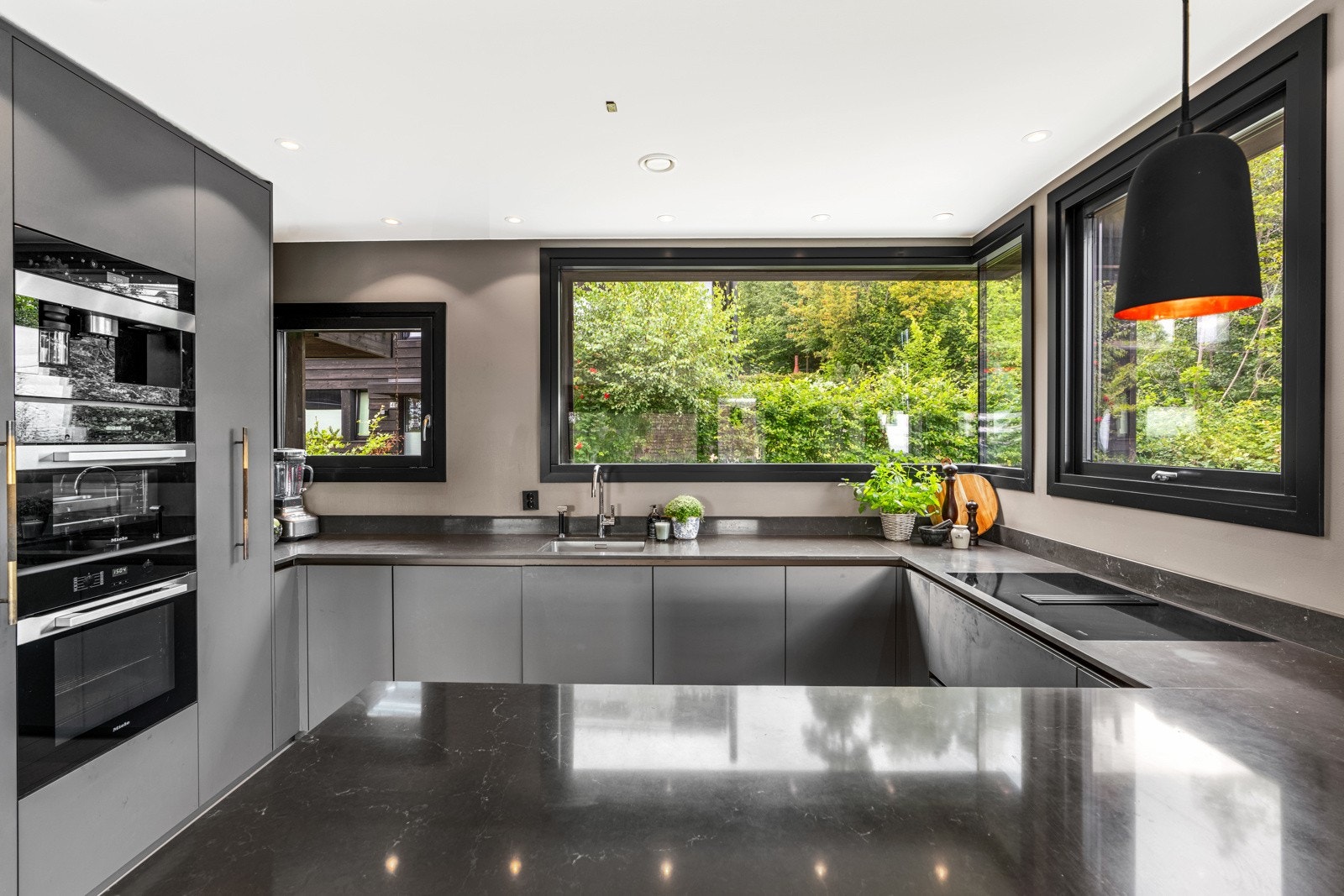 Kjøkkeninnredningen fra Kvänum med glatte, folierte fronter tilbyr rikelig med oppbevaringsmuligheter, og praktiske detaljer som gripelist samt innerskuffer i heltre eik. Galleribilde