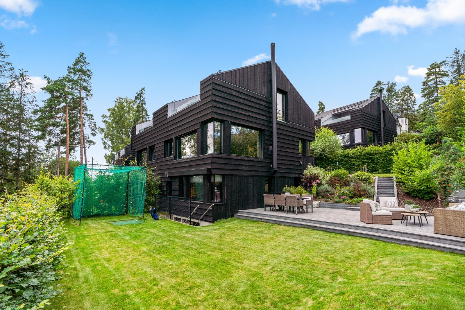 Uteområdet byr på en stor, usjenert og frodig hage på hele 660 kvm. Galleribilde