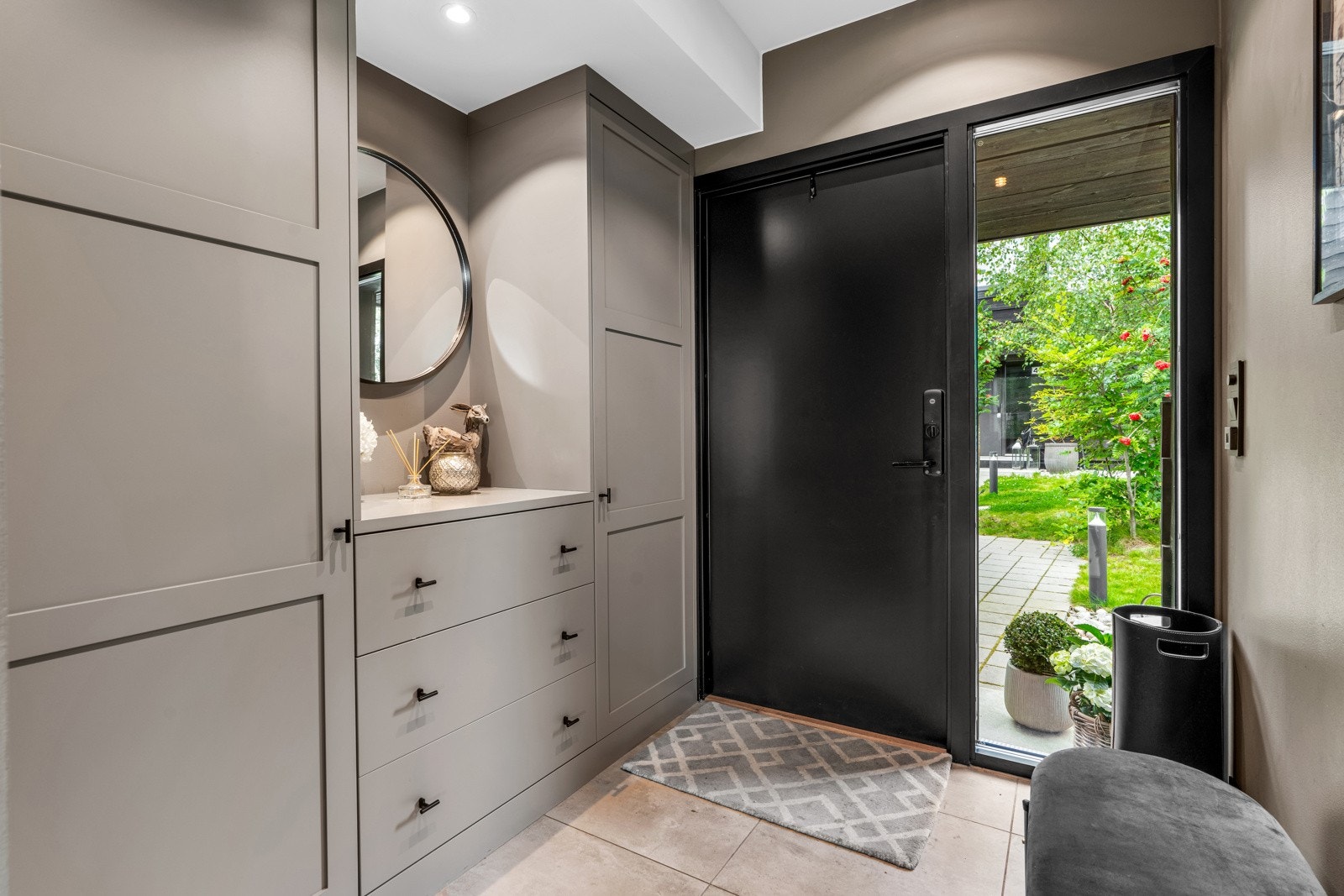 Entrèen er utstyrt med lekre garderobeskap som gir god plass til yttertøy og sko. Her er det flislagt gulv med varmekabler. Galleribilde