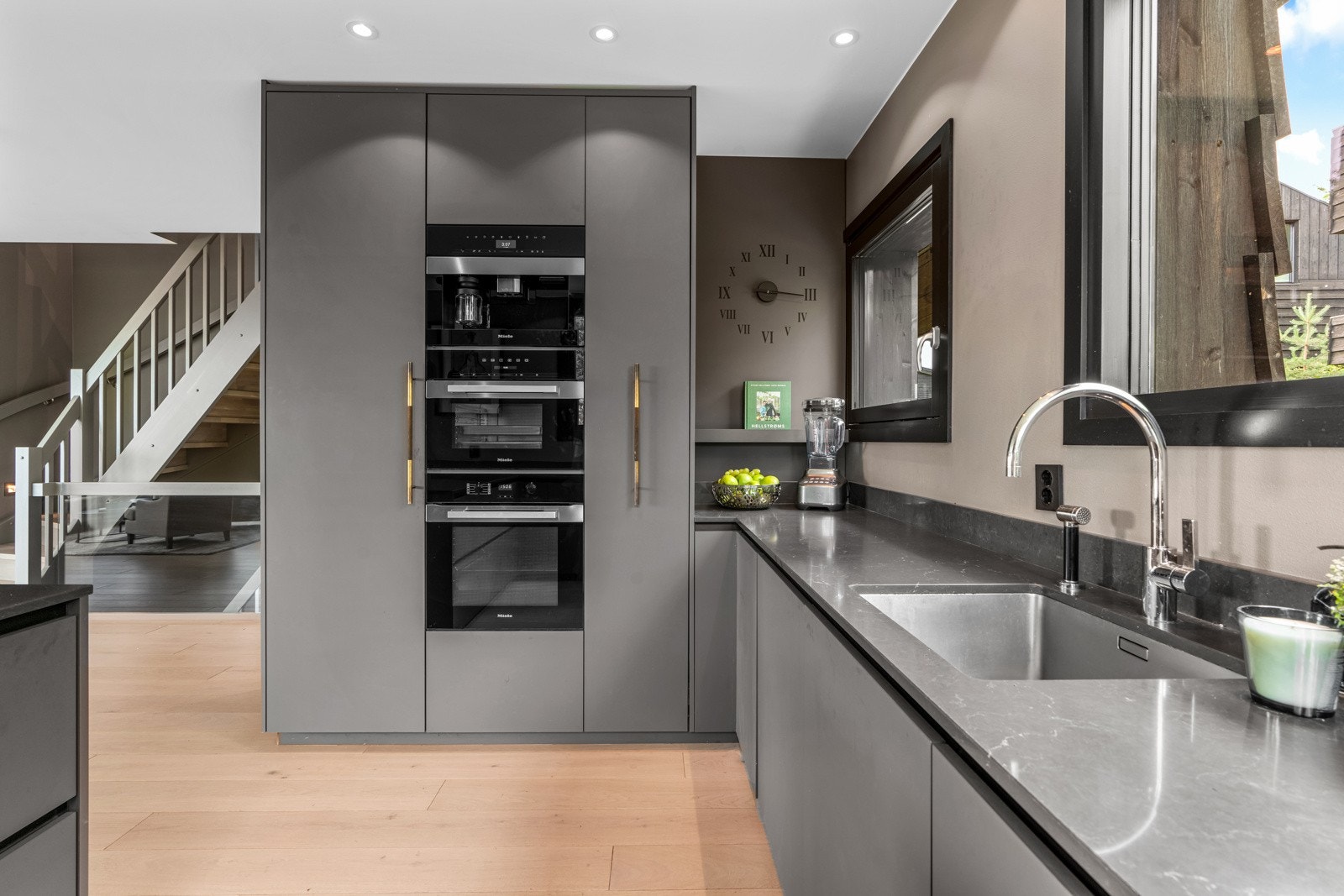 Kjøkkenet har integrerte hvitevarer fra Miele som induksjonsplatetopp med kullfilter, stekeovn, dampovn, kaffemaskin og fullhøyde kjøleskap sørger for en funksjonell matlagingserfaring. Galleribilde