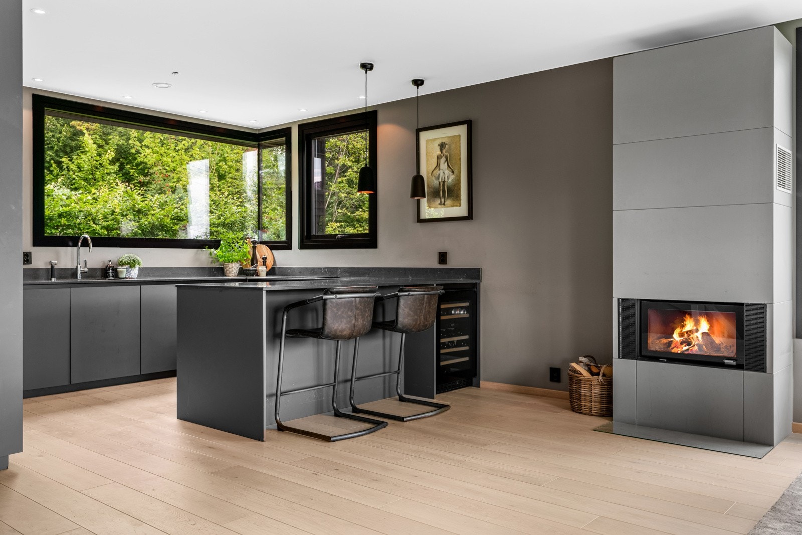 Den åpne kjøkkenløsningen understreker et moderne og sosialt miljø. Galleribilde