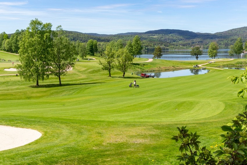 Bogstad Golfbane og det nye klubbhuset med matservering og skjenkebevilling. Galleribilde