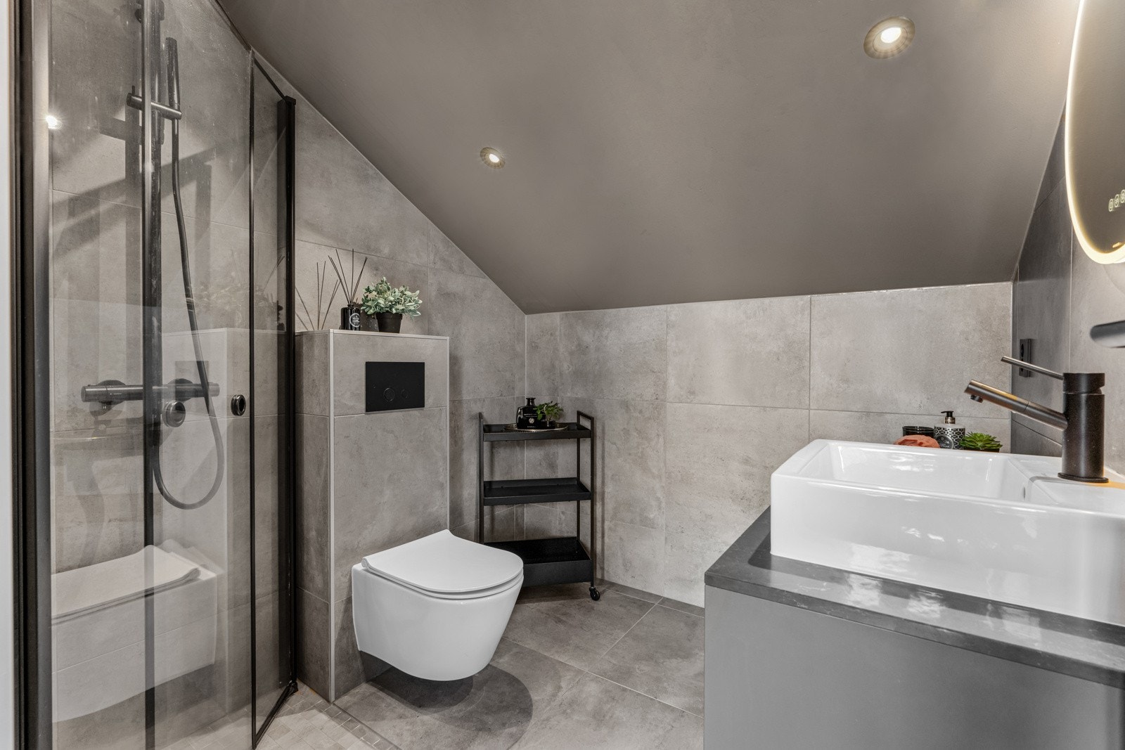 Badet i loftsetasjen ligger i tilknytning til hovedsoverommet i en etasje som er godt egnet som "voksenfløy". Galleribilde