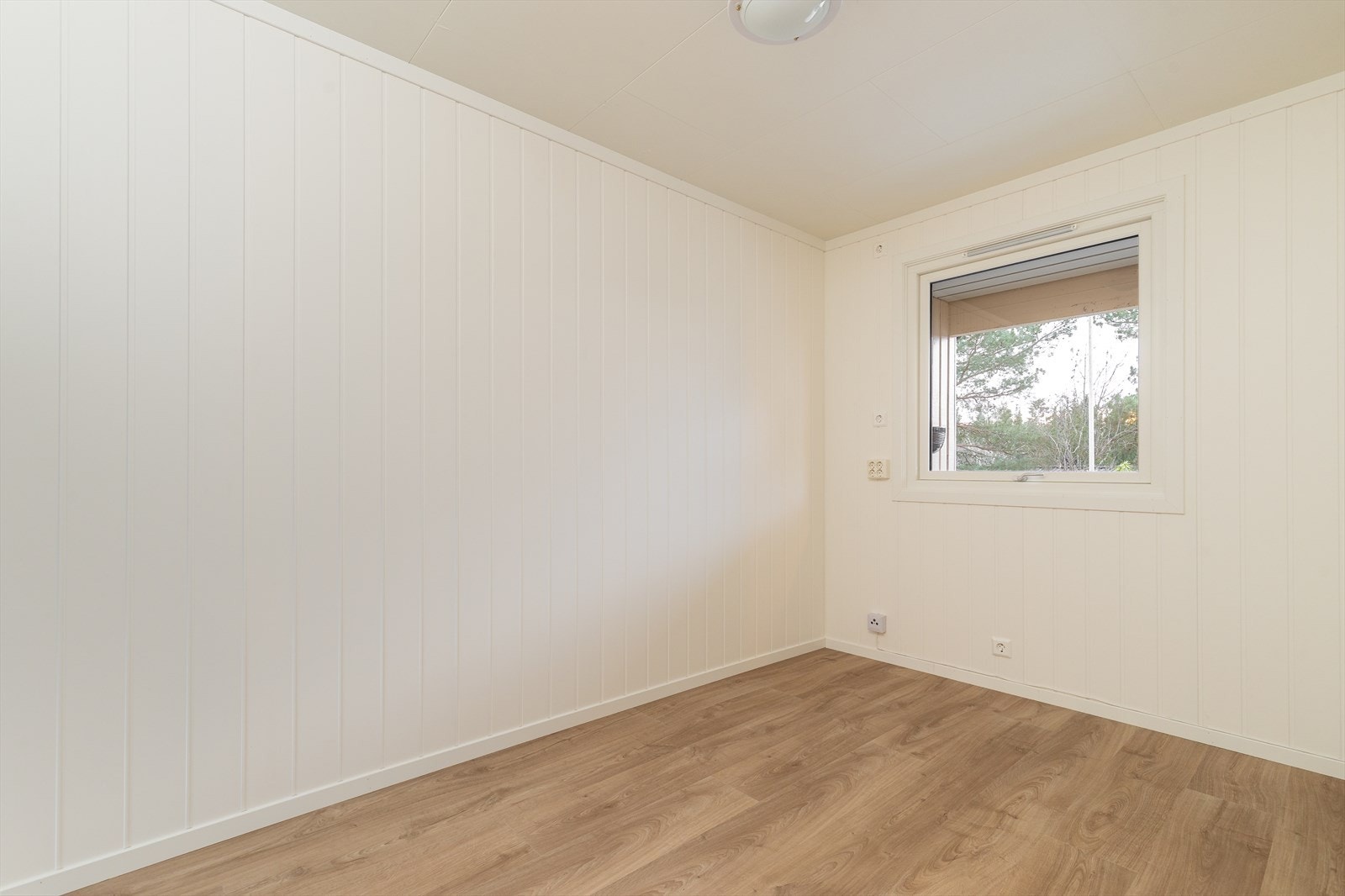 Underetasjen innehar to innredede soverom på henholdsvis ca. 12 og 7 kvm. Begge soverommene er pusset opp i nyere tid med laminat på gulv, hvitmalte mdf-plater på vegger og tak-ess i himling. Galleribilde