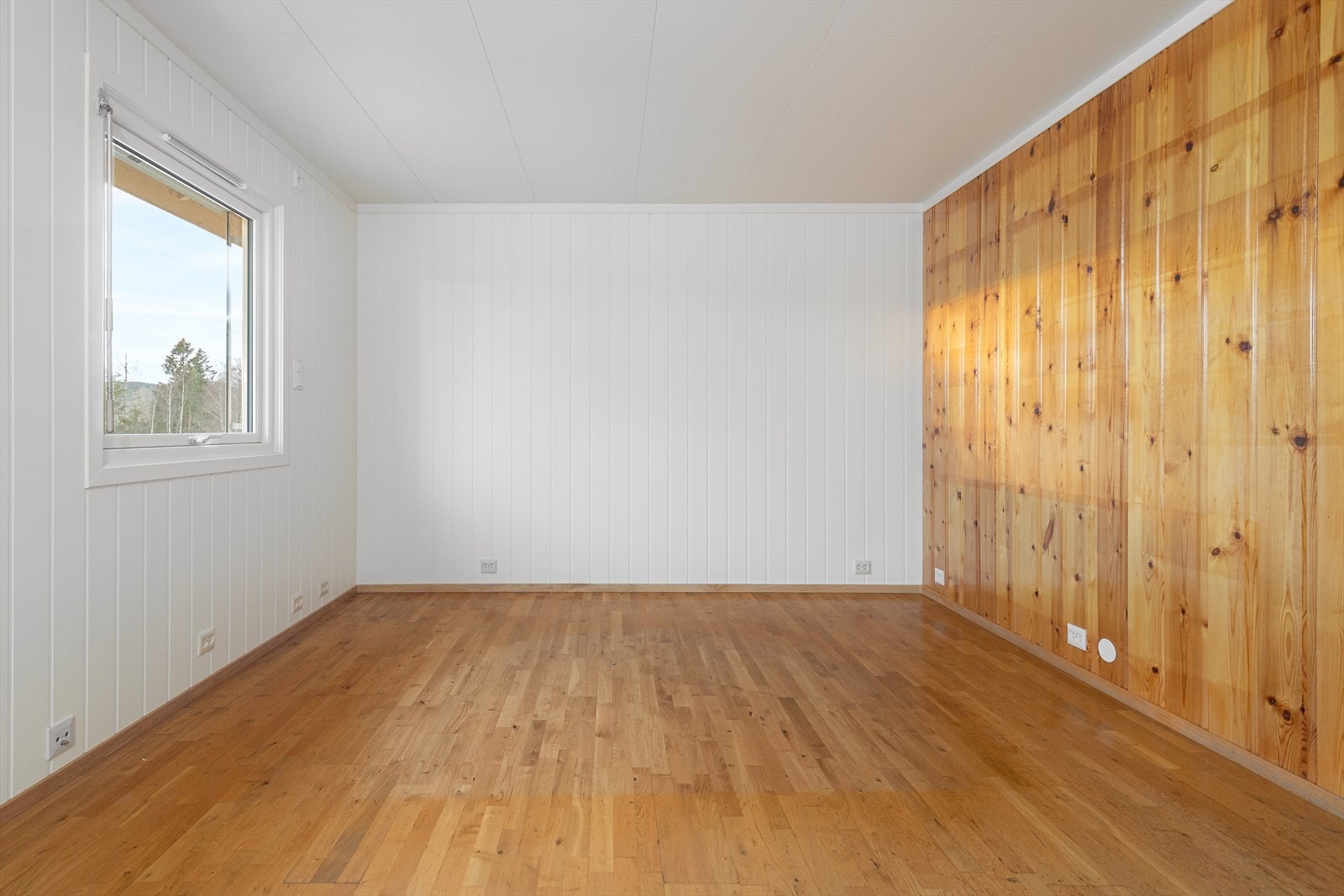 Det er adkomst ut til den solfylte sørvestvendte verandaen på ca. 9 kvm hvor deilige utestunder kan nytes. Galleribilde