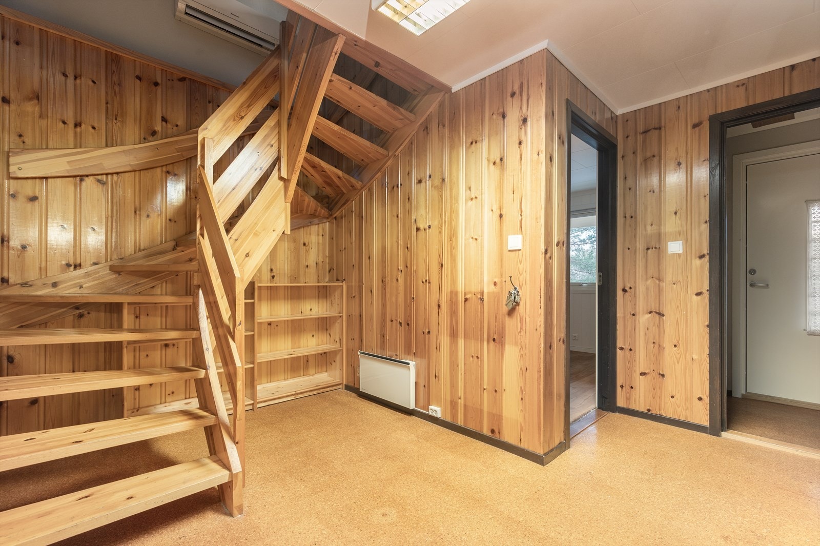 Boligens inngangsparti ligger i underetasjen hvor en hyggelig entré ønsker deg velkommen inn i boligen. Her er det videre tilkomst til en romslig gang hvor det er trapp opp til boligens hovedetasjen. Galleribilde