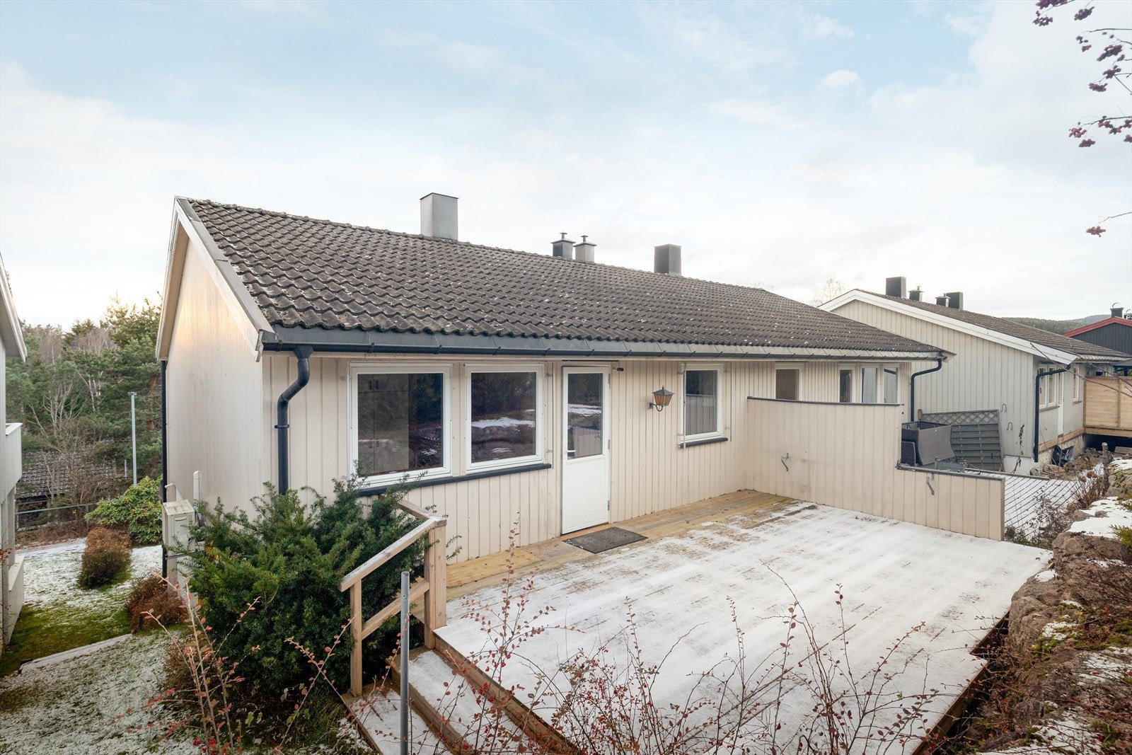 Fine utearealer rundt boligen hvor utestunder kan nytes mot flere himmelretninger. Galleribilde