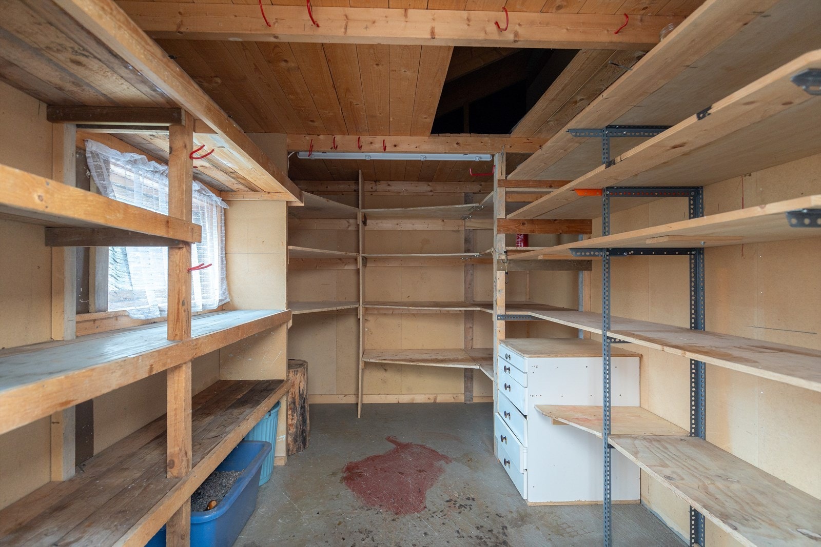 Utvendig disponerer boligen også en bod som deles med nabo, med egen adkomst, hvor det er godt med hylleplass. Galleribilde