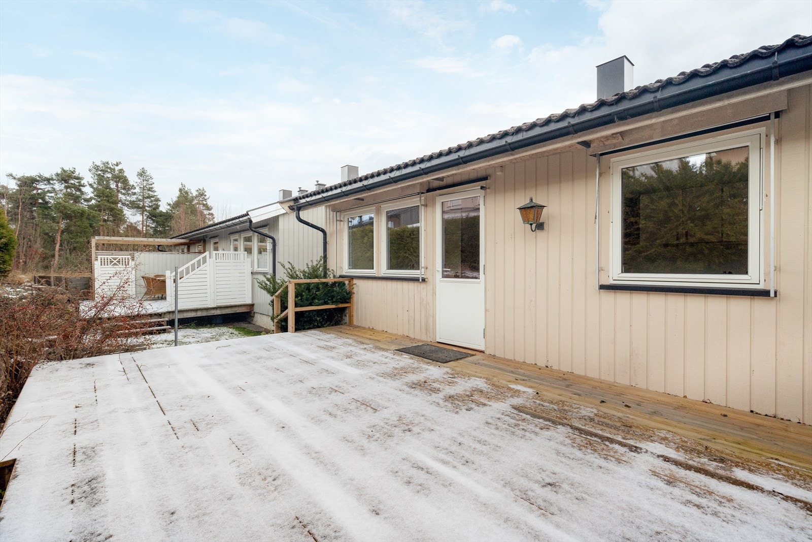 Ut fra kjøkken er det tilkomst til en stor veranda på ca. 25 kvm. En lun uteplass med levegg mot nabo og beplantning i front som gir lite innsyn. Galleribilde