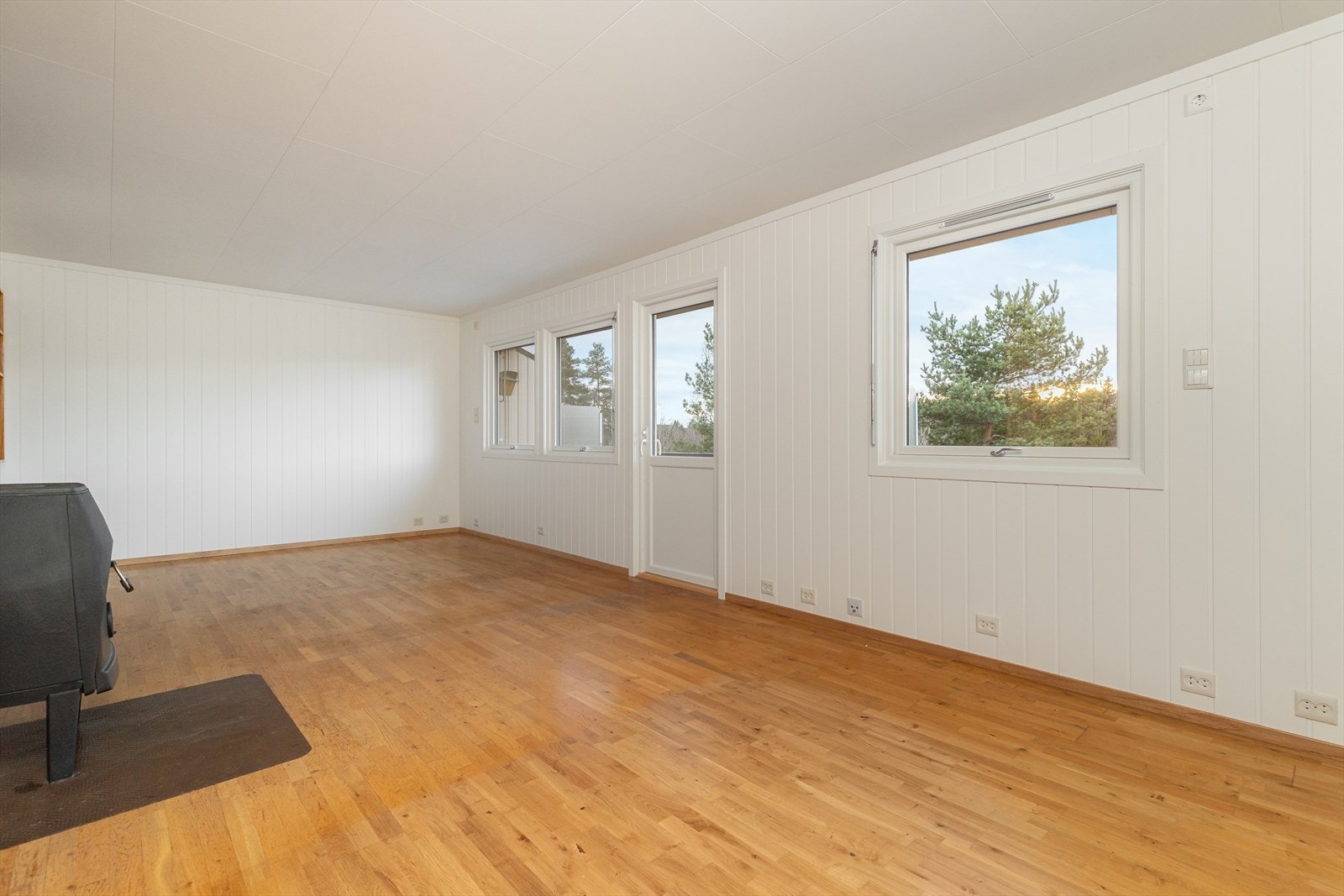 Stuen er på ca. 24 kvm og gir fine møbleringsmuligheter med gode veggflater. Galleribilde