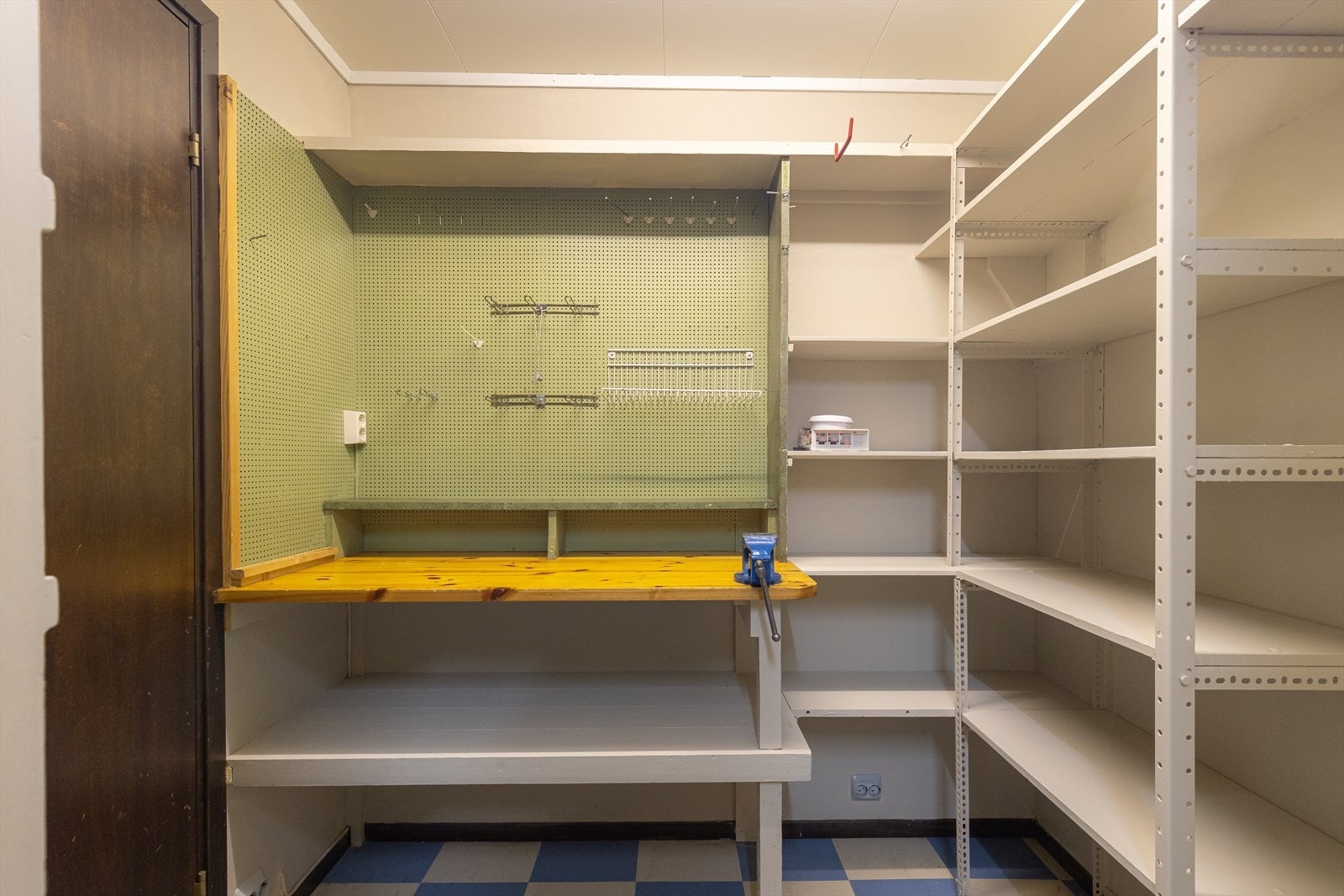 Det er god bodplass i underetasjen, med hyller og snekkerbenk. Galleribilde
