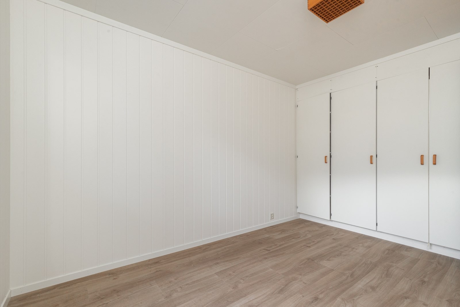 Det ene soverommet er utstyrt med garderobeskap. Galleribilde