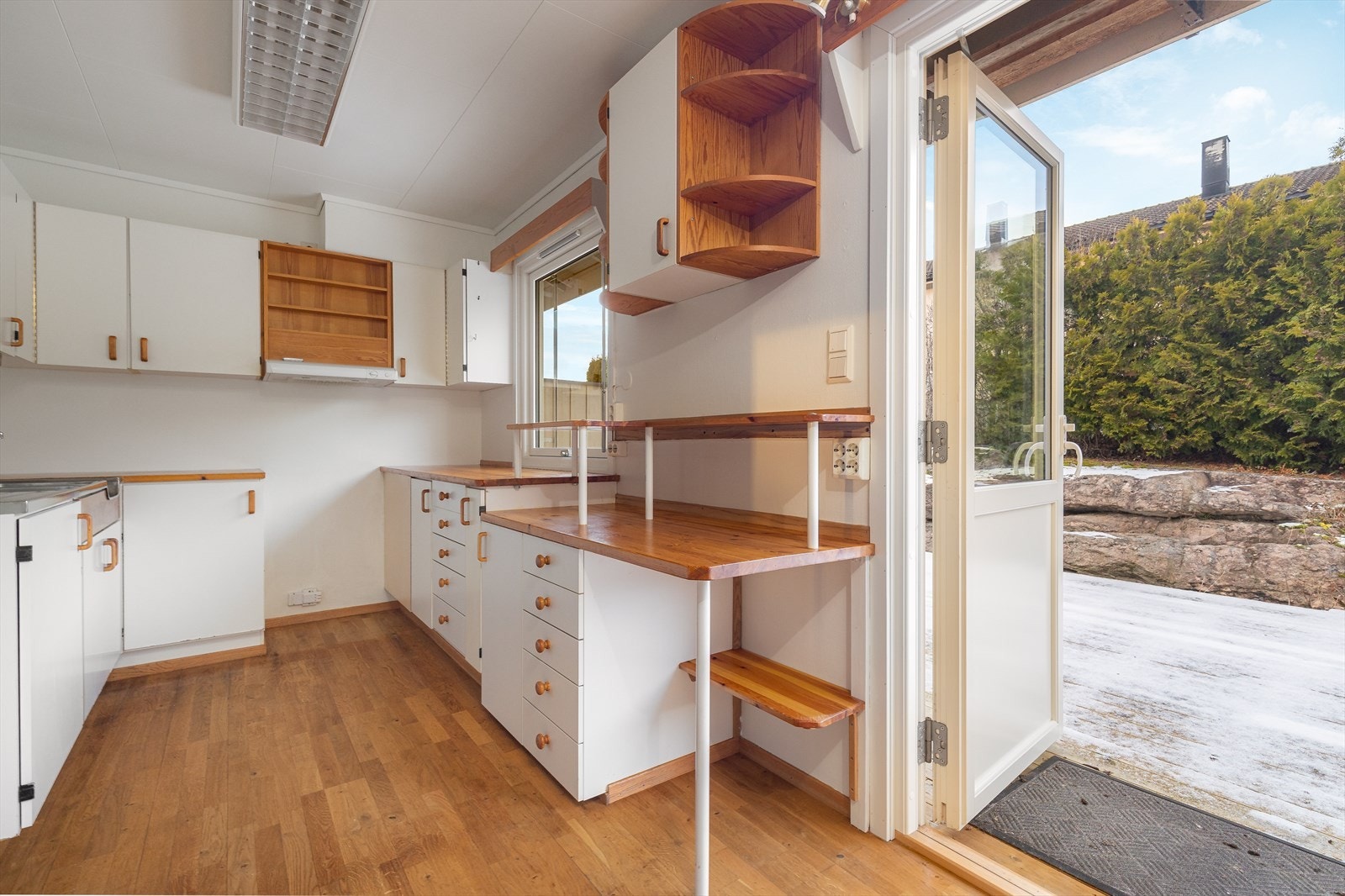 Kjøkkenet er også av god størrelse hvor det er en eldre innredning med god skap- og skuffplass. Innredningen har hvite, slette fronter, benkeplater av heltre furu. Galleribilde