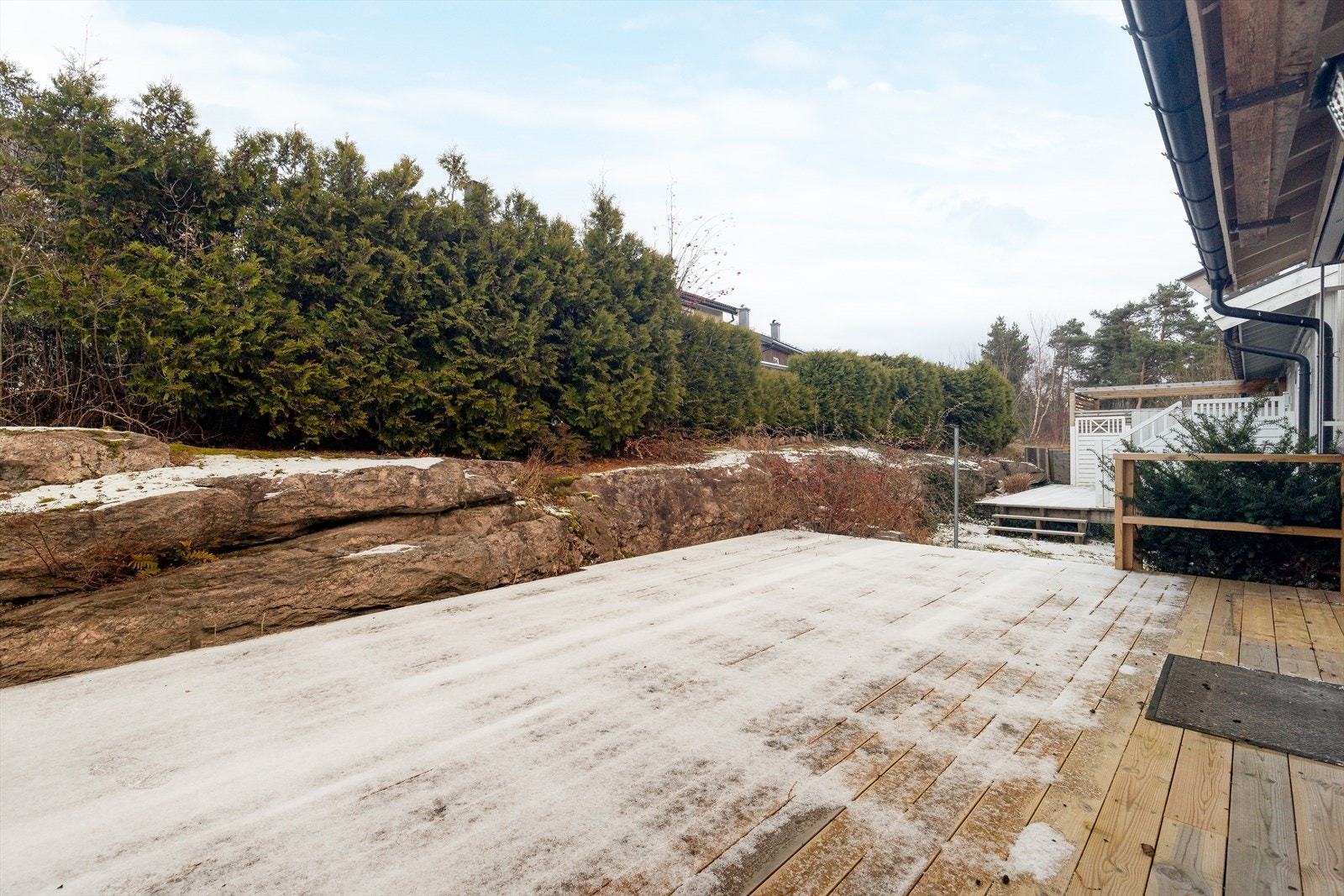 Det er trapp ned til terreng mot sørvest med videre felles trapp i terreng ned mot nedre del av tomten. Galleribilde