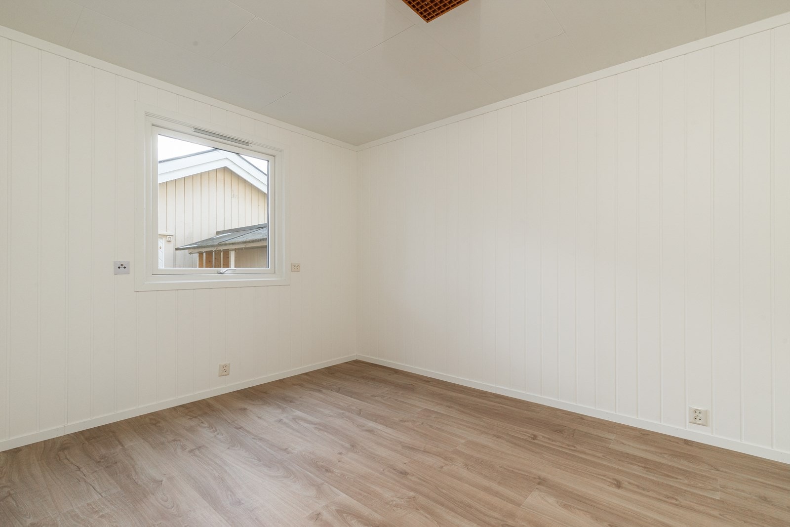 Et av soverommene i underetasje er innredet og omgjort uten at dette er søkt om og uten at nødvendig godkjennelse er gitt av borettslaget/kommunen. Dog så gjelder dette for alle leilighetene i borettslaget med lik planløsning som denne, 12 leiligheter. Galleribilde