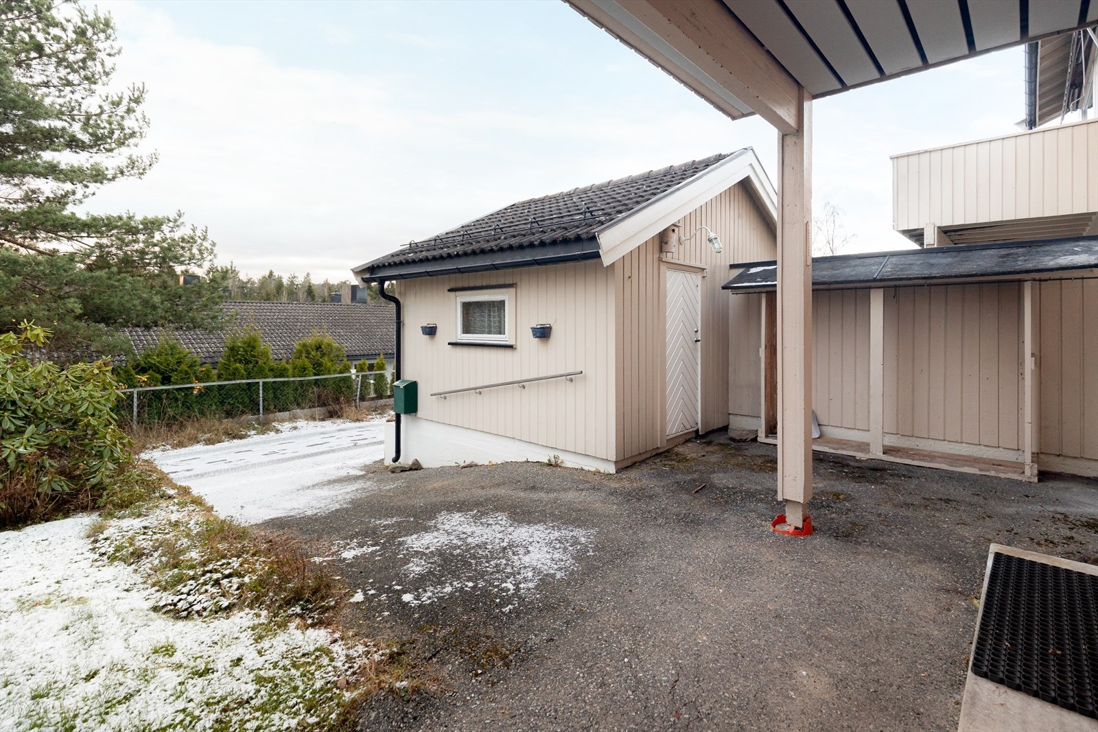 Romslig og lys halvpart av vertikaldelt tomannsbolig med underetasje og hovedetasje. I tillegg er det oppført en utvendig bod ved inngangspartiet, som deles med nabo, hvor de har hver sin tilkomst. Galleribilde