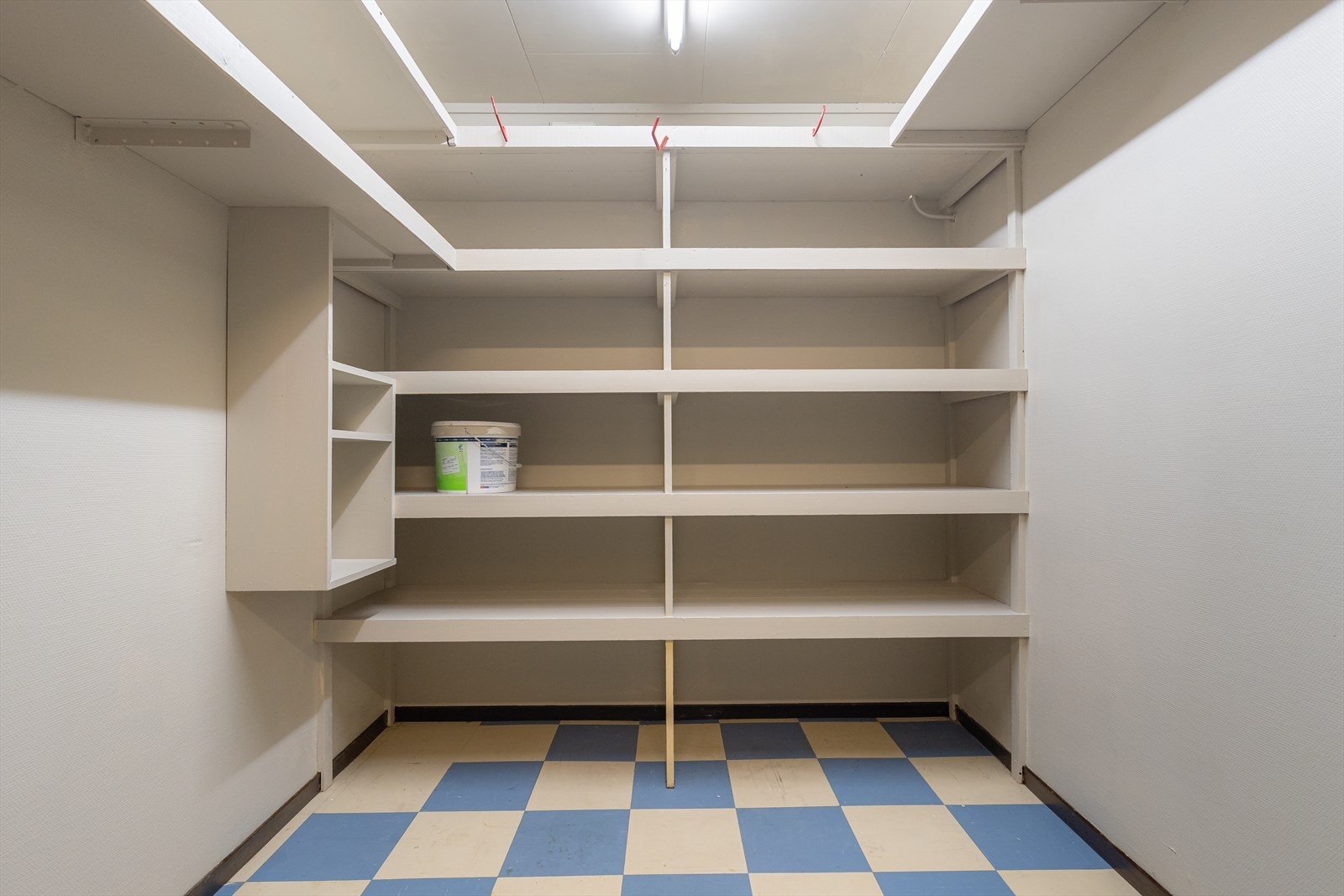 I underetasjen er det to innvendige boder på henholdsvis 4 og 5 kvm som gir god oppbevaringsplass. Galleribilde