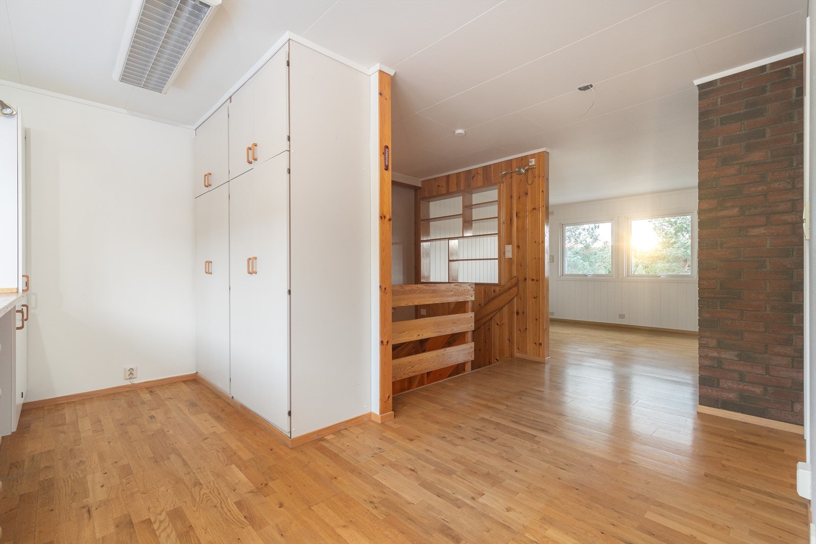 Opp i hovedetasjen er det en åpen gang mellom kjøkken og stue. Galleribilde